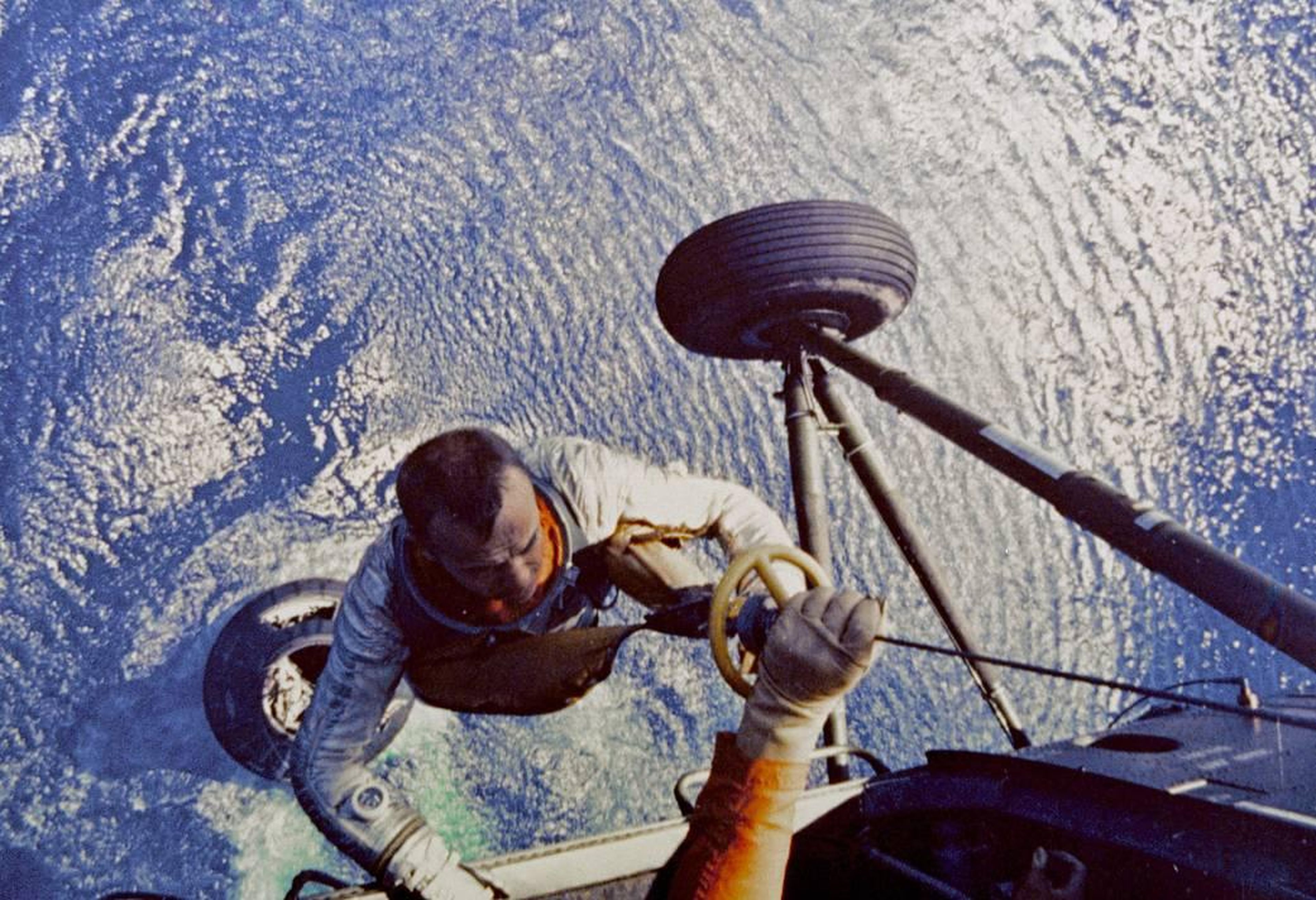 Alan Shepard es rescatado por un helicóptero de la Marina Estadounidense después de la exitosa órbita del Freedom 7 y su posterior caída, el 5 de mayo de 1961.