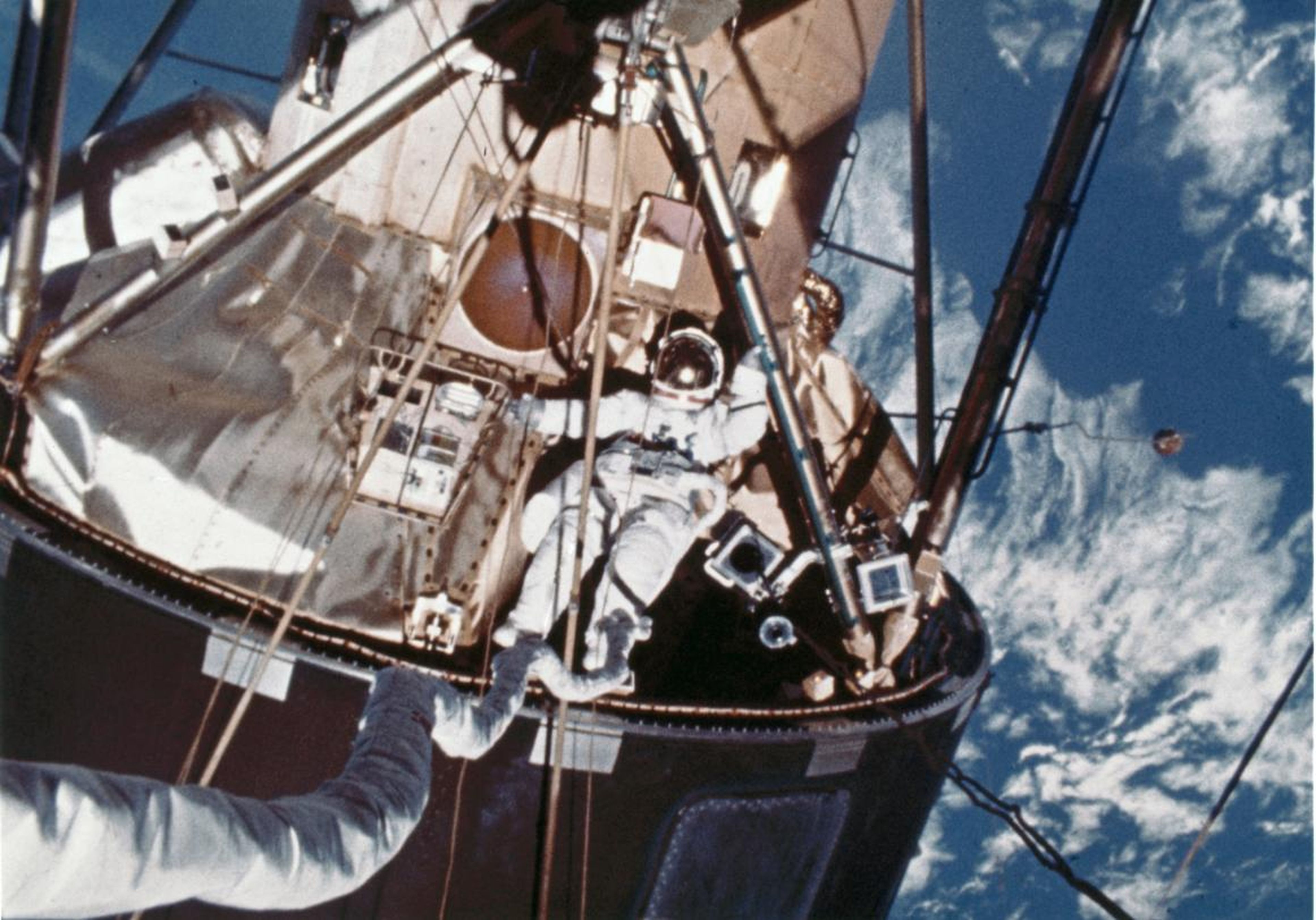 Durante la misión final de Skylab en 1974, un miembro de la tripulación flotó fuera del laboratorio en órbita.