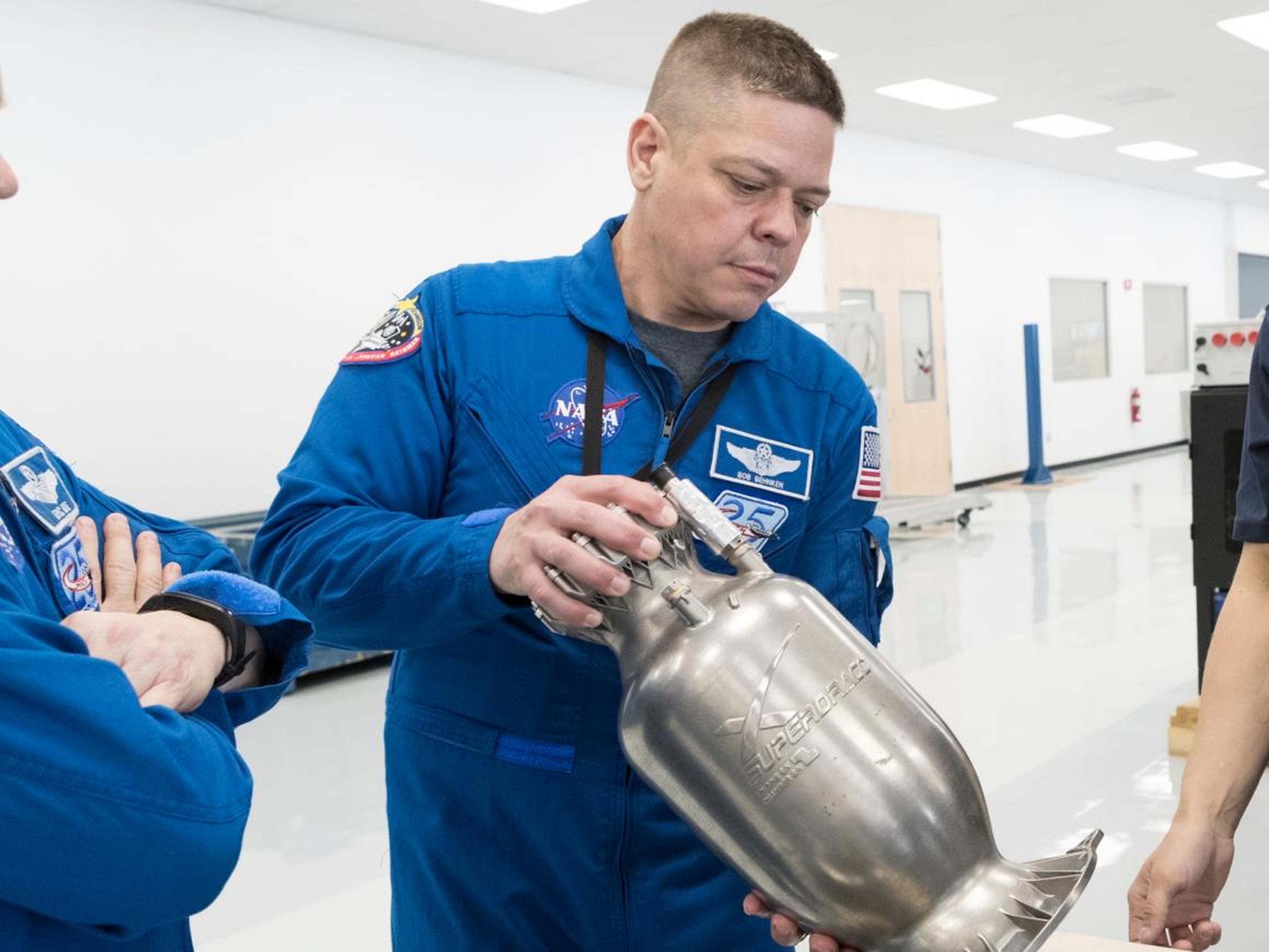 Behnken examinando un motor SuperDraco durante un recorrido por las instalaciones de SpaceX en Hawthorne.