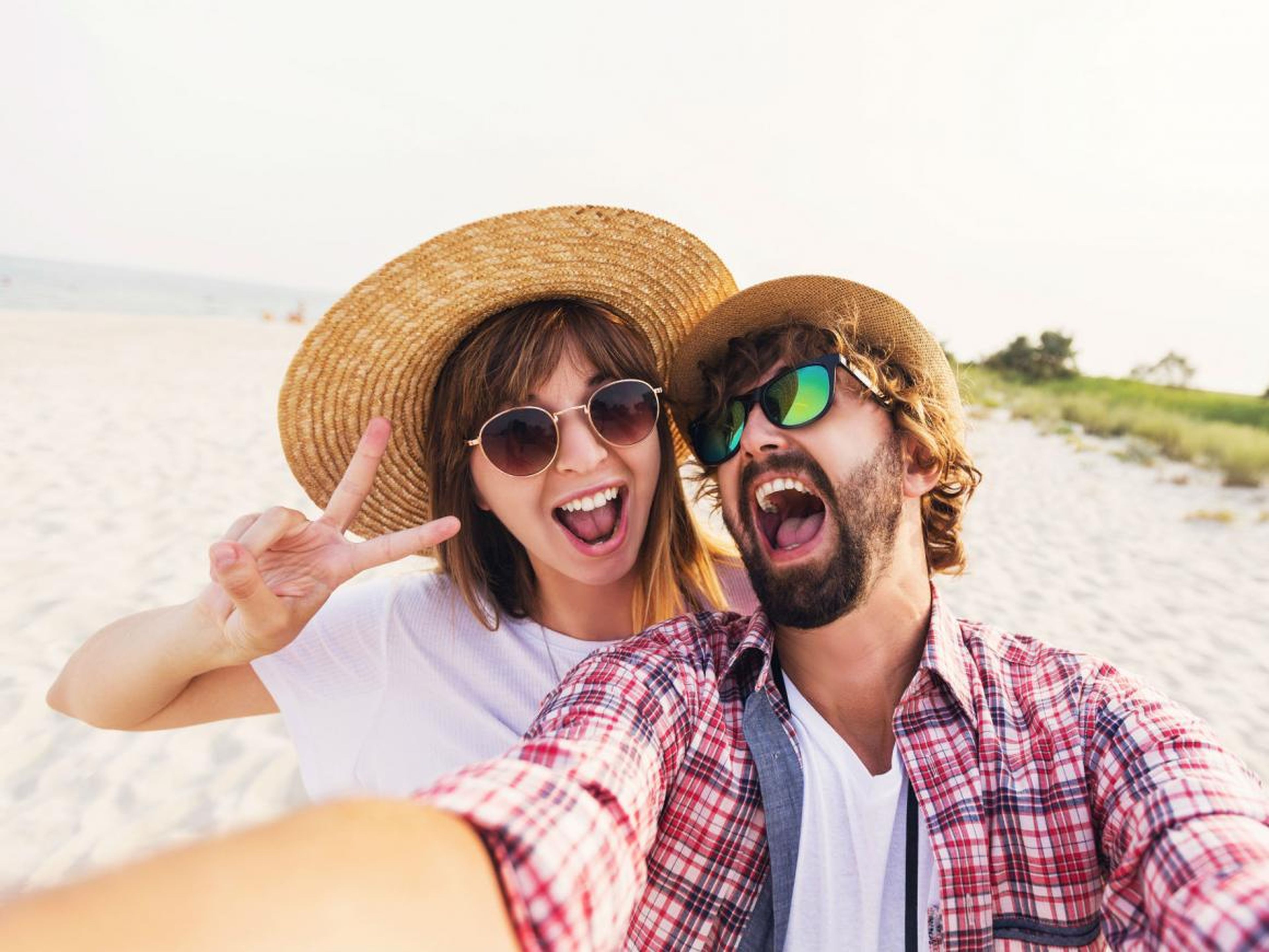 Una pareja feliz haciéndose un selfie.