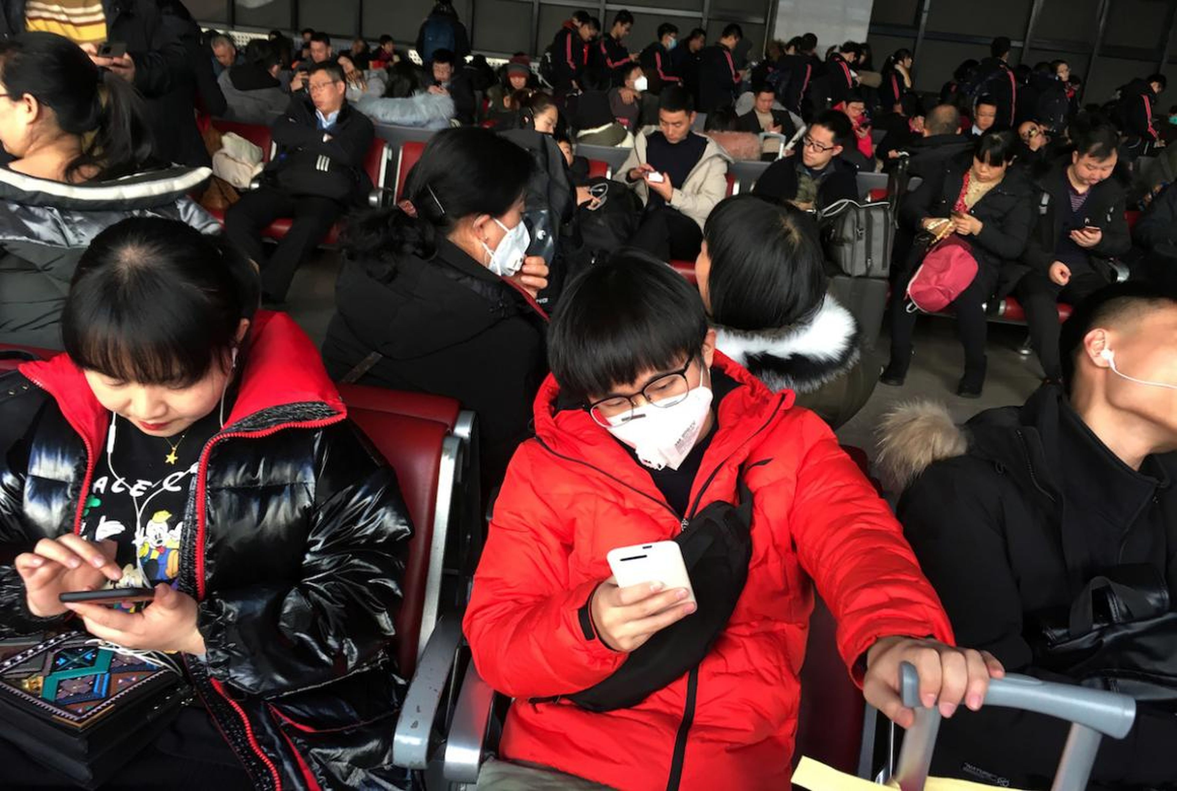 Pasajeros esperando un tren con destino Wuhan en una estación de Pekín este lunes.