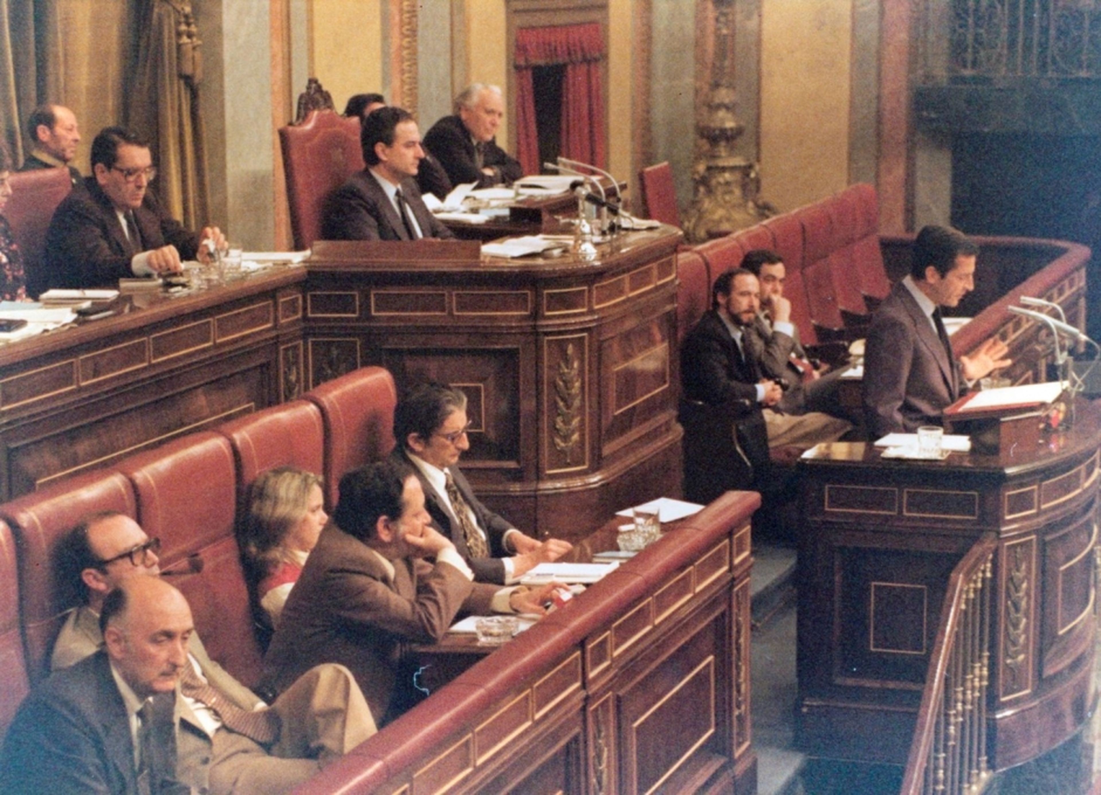 Suárez en la tribuna del Congreso el día que forma su segundo gobierno democrático.