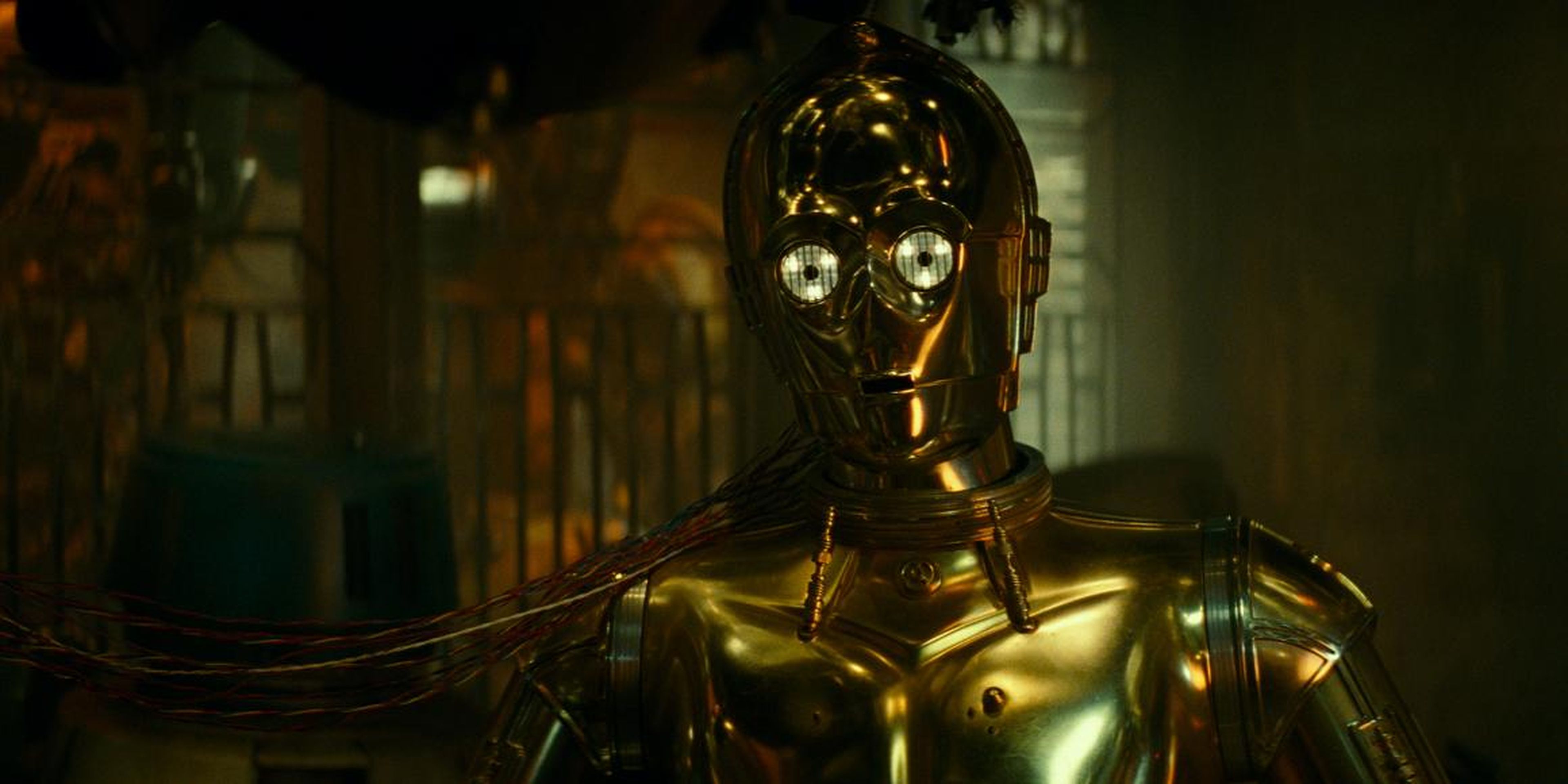C-3PO dice que tiene prohibido hablar el idioma Sith por una moción del Senado de hace años.