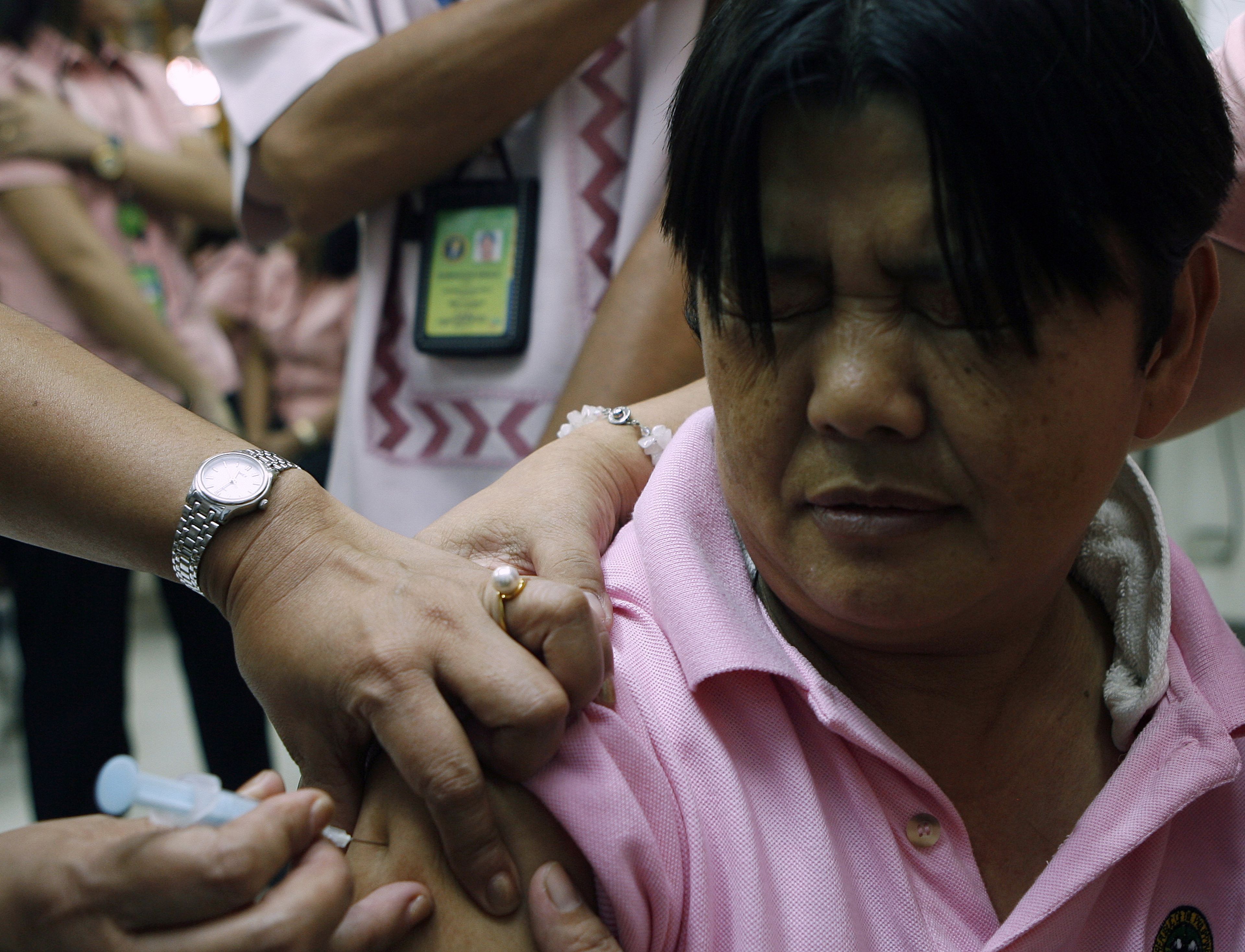 Un trabajador sanitario es vacunado contra la gripe porcina en México.