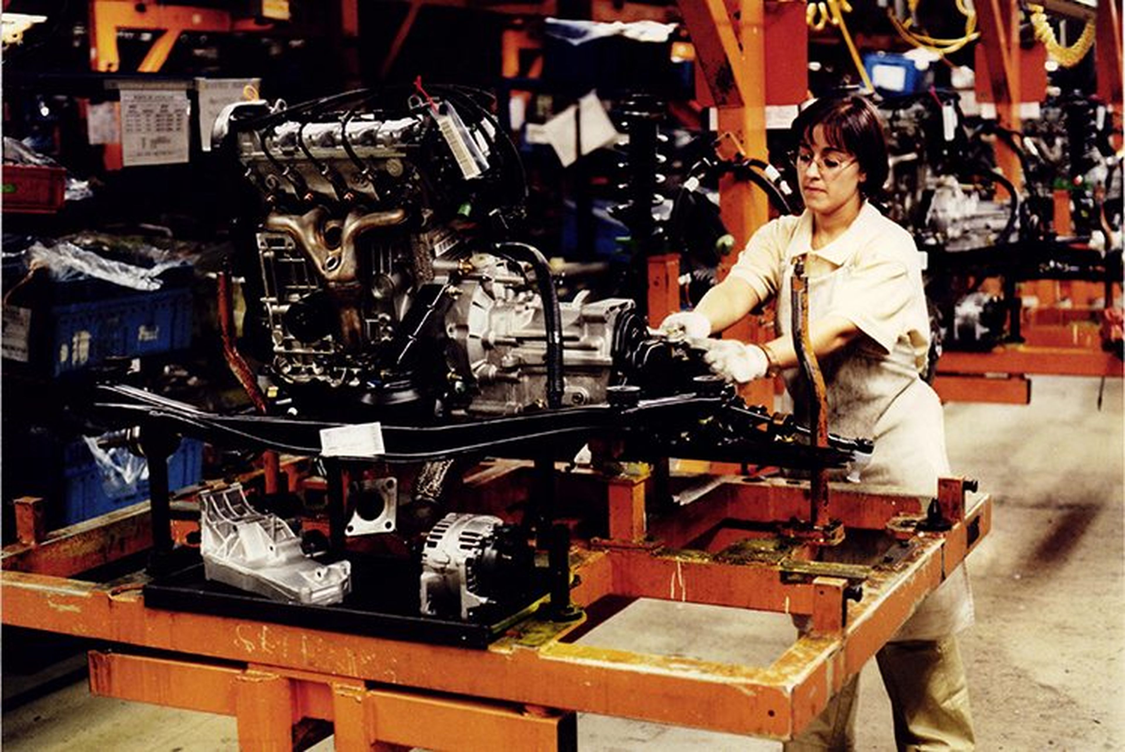 Una trabajadora en una fábrica de Seat en los años 80