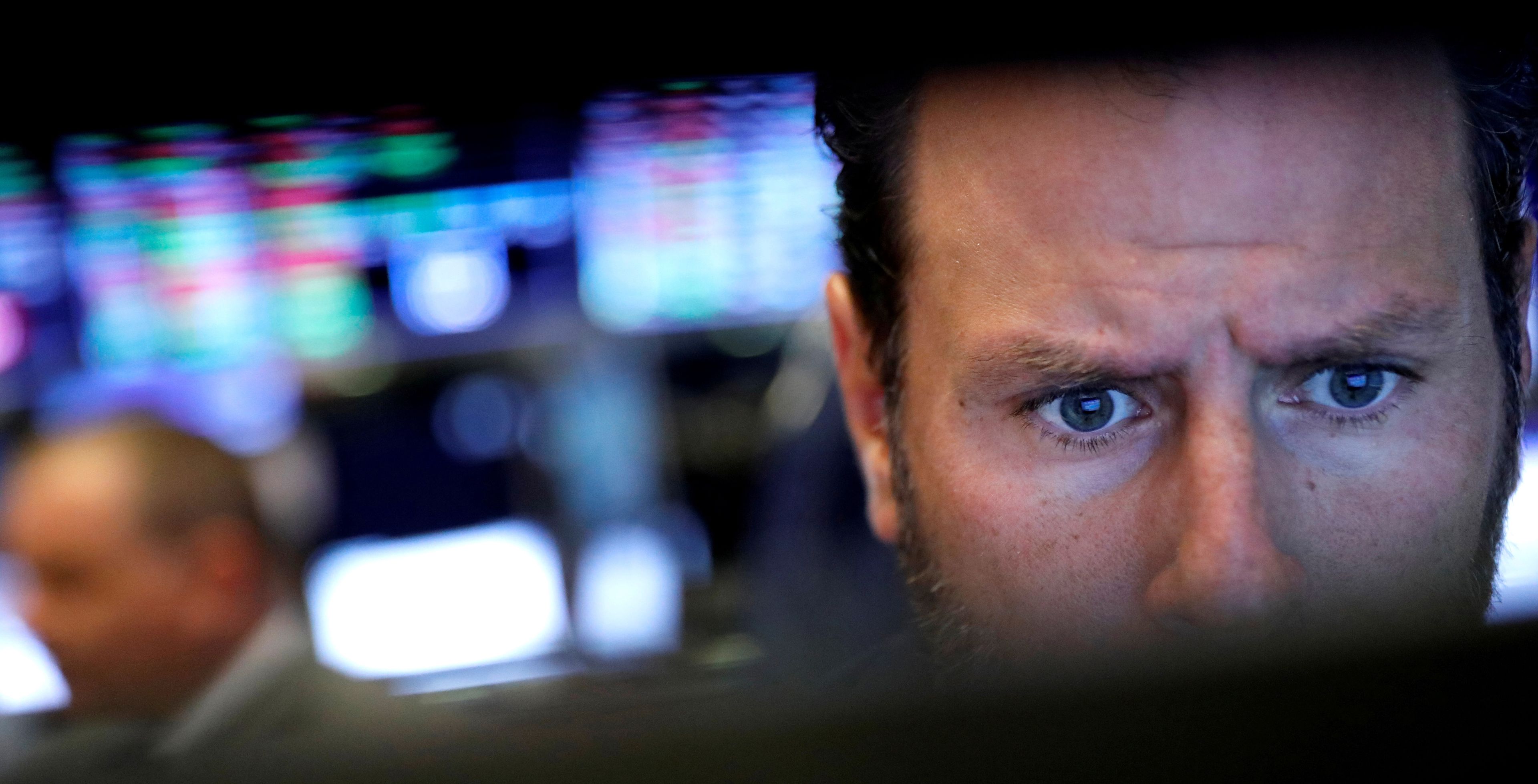 Trader mira con atención su terminal en Wall Street
