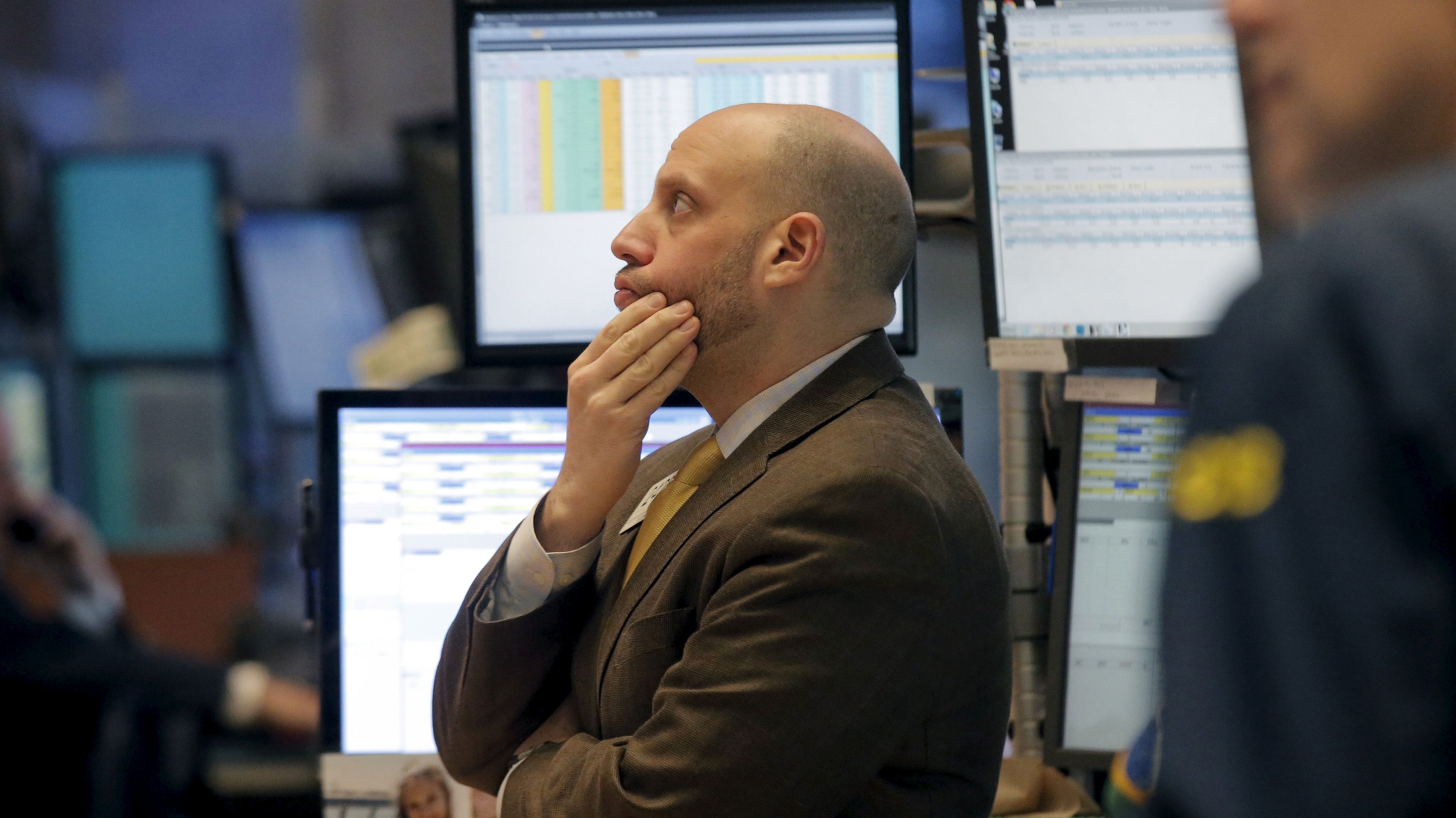 Un trader observa preocupado la evolución de las bolsas en Wall Street