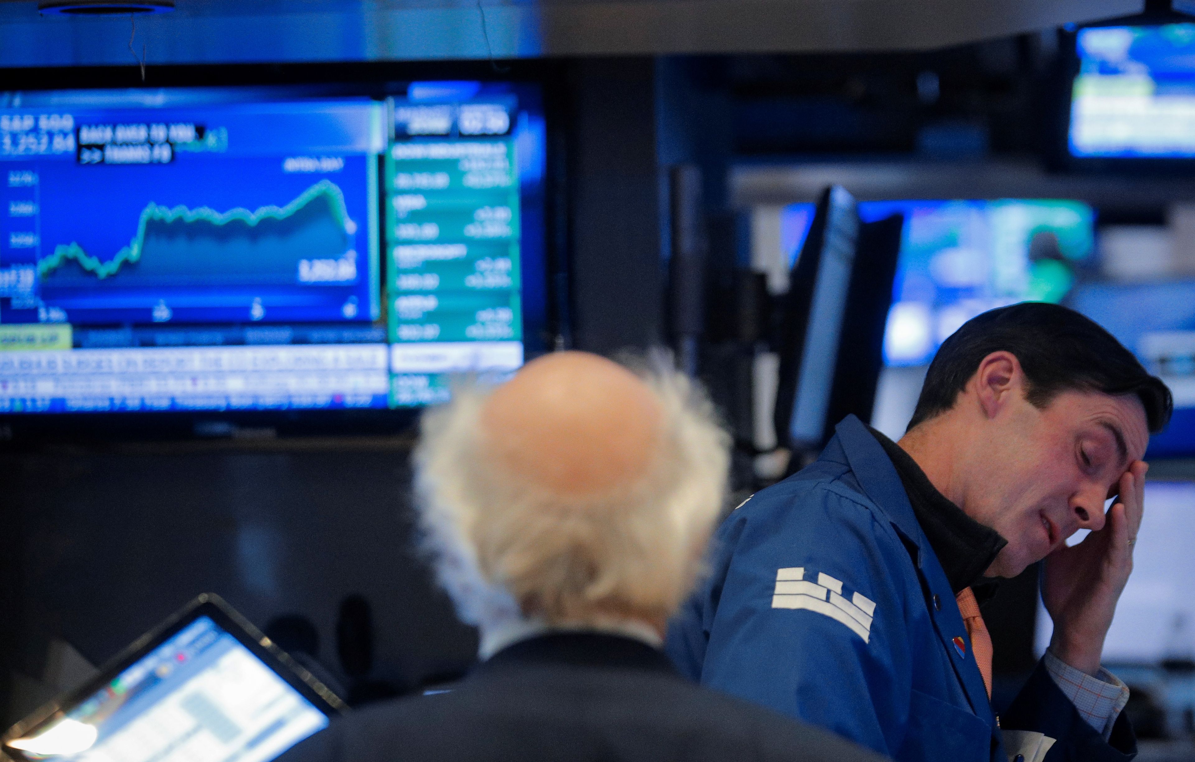 Trader con preocupación en Wall Street