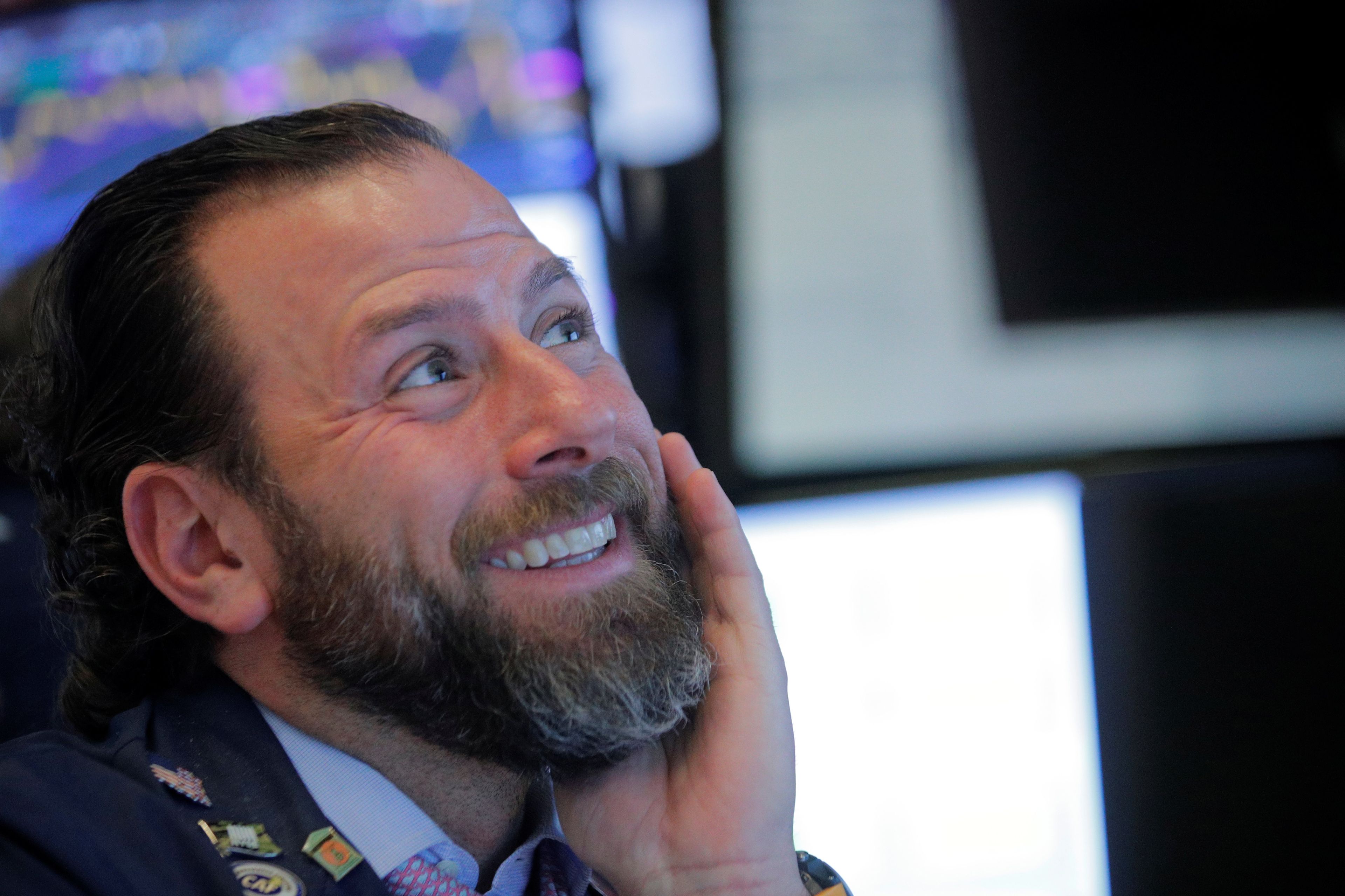 Trader sonríe en una jornada en Wall Street.