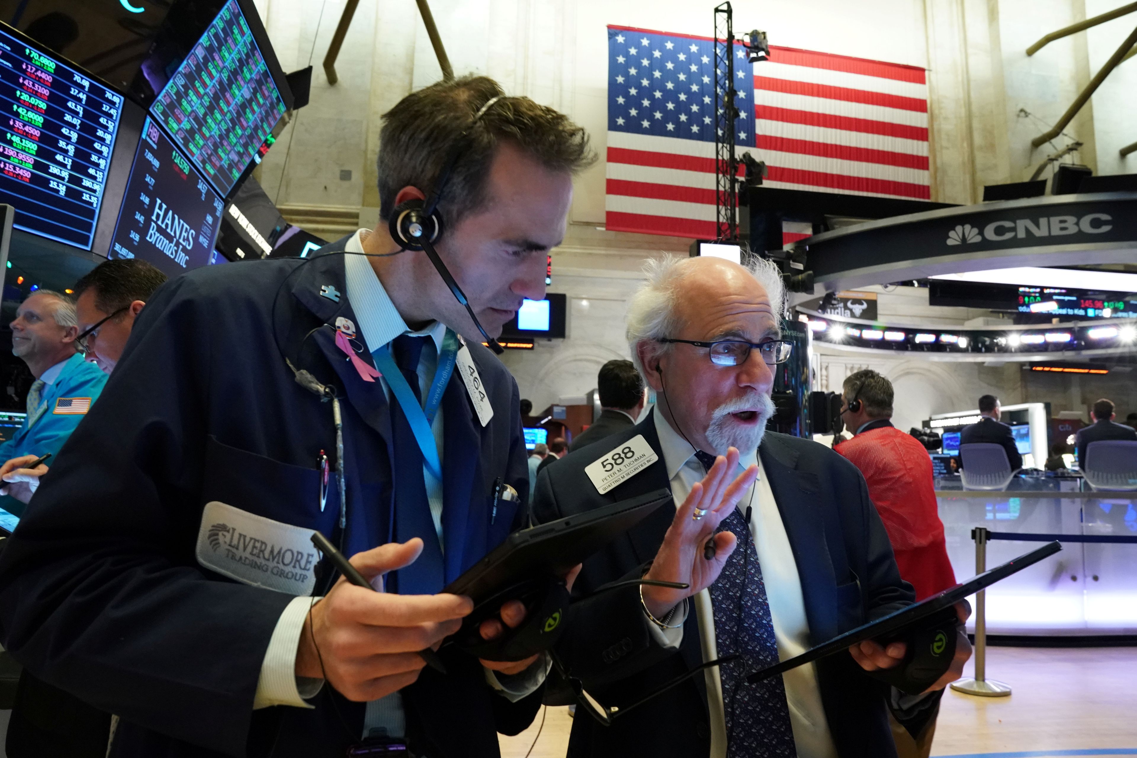 Traders analizando el mercado en Wall Street.