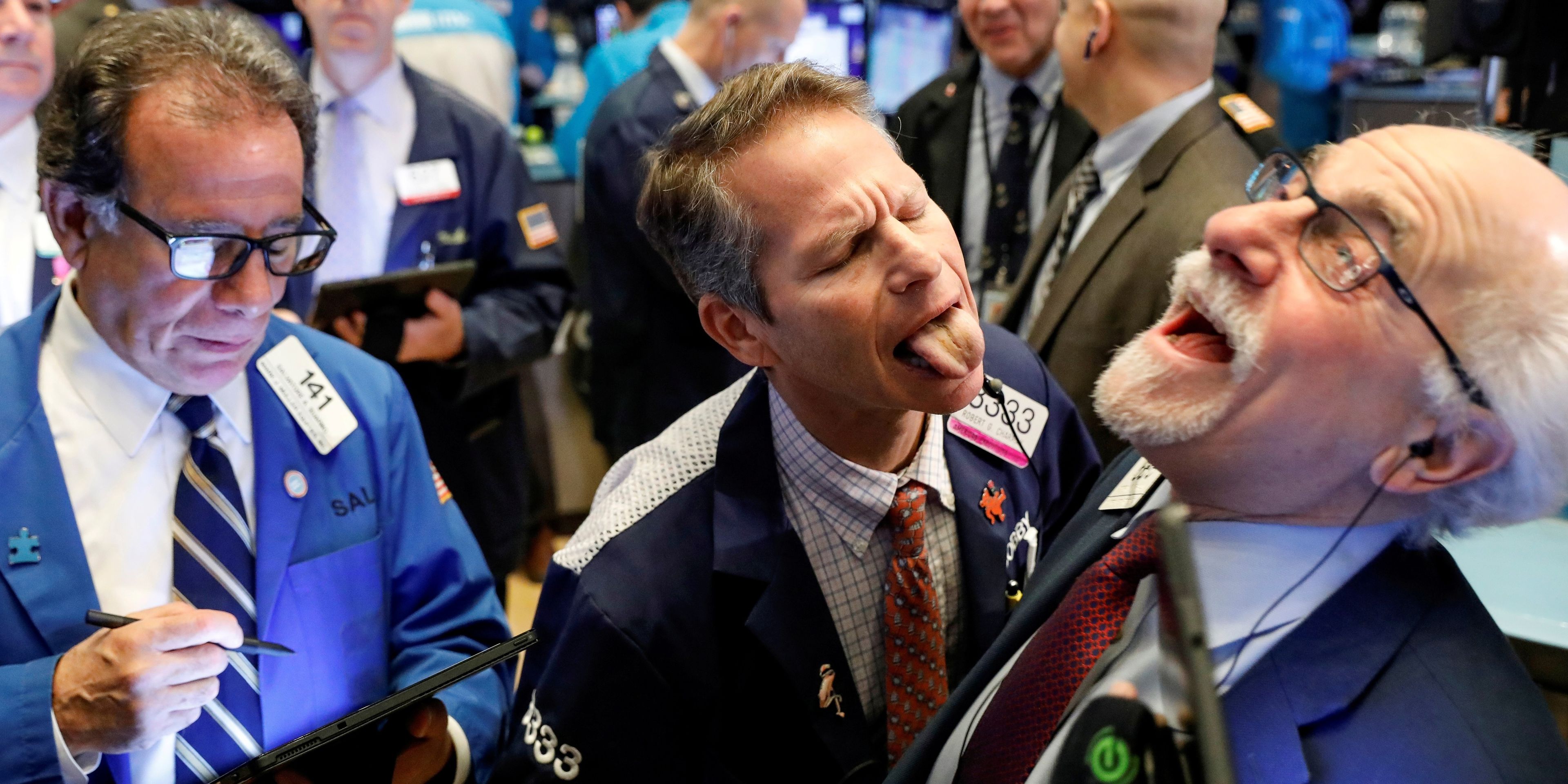 Traders bromean en Wall Street.