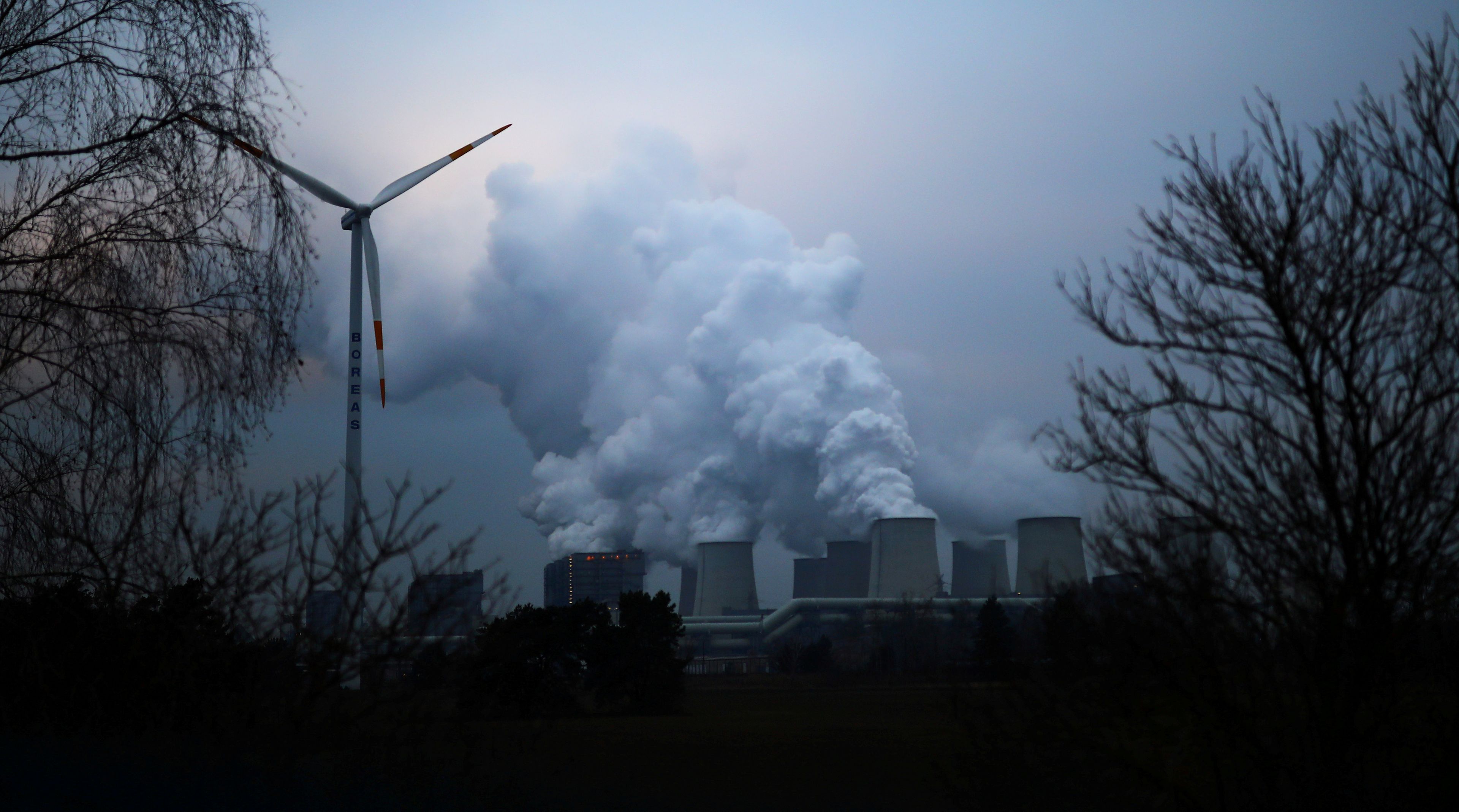 Una turbina eólica al lado de una central de carbón en Alemania