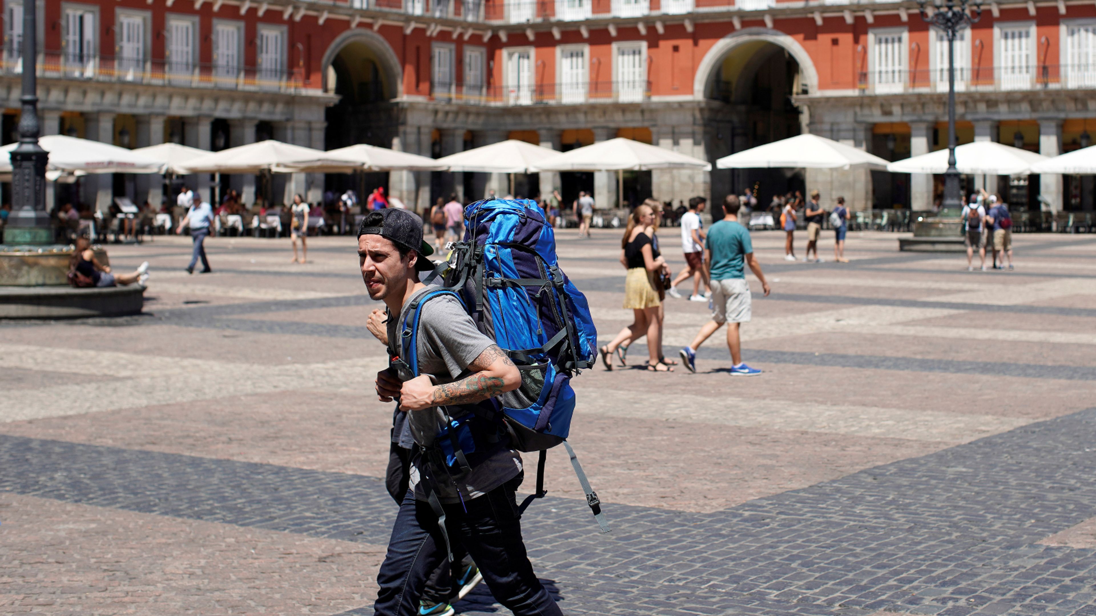 Un turista con una mochila a la espalda pasea por la Plaza Mayor de Madrid