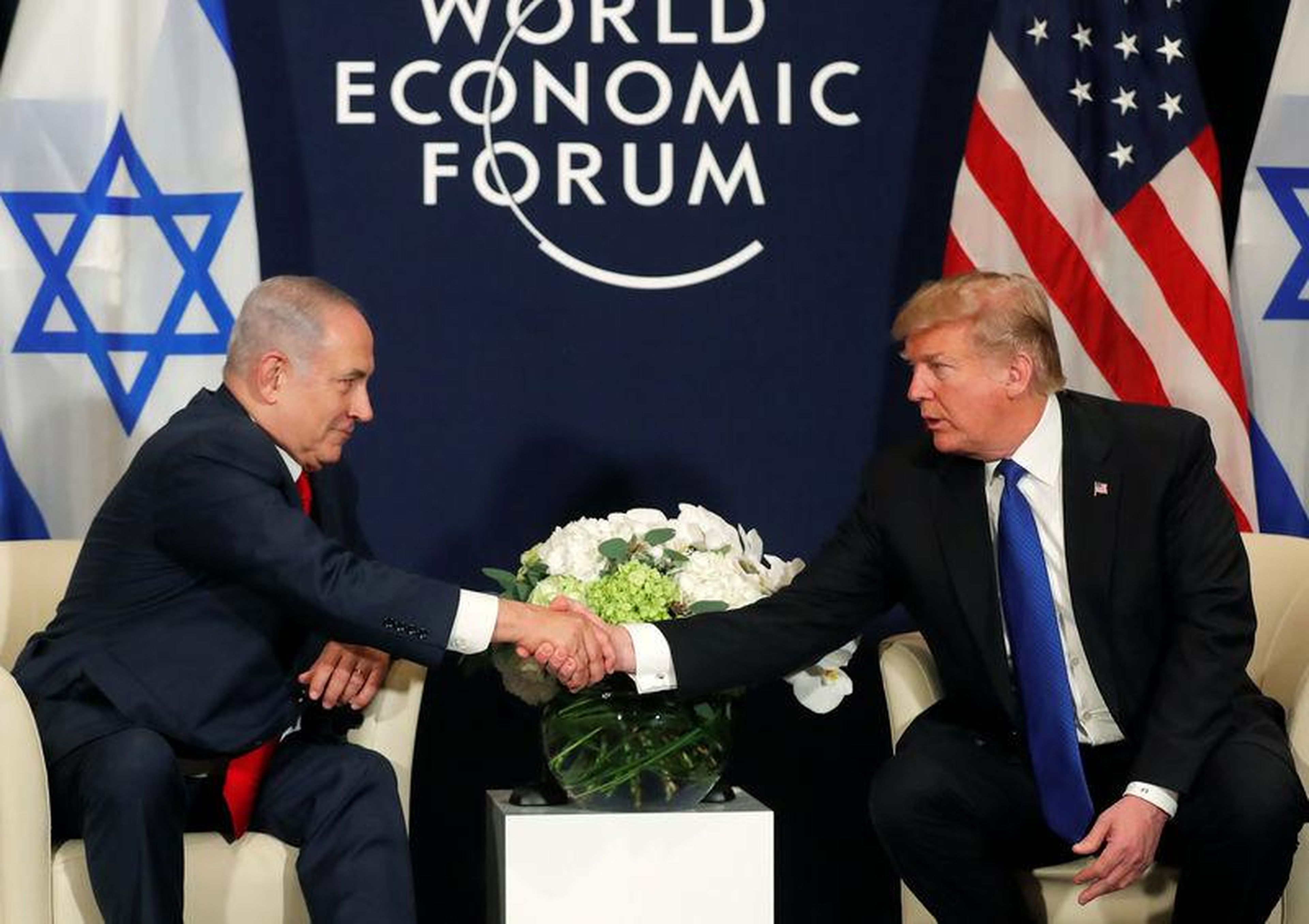 El presidente de Estados Unidos, Donald Trump, estrecha la mano del primer ministro israelí Benjamin Netanyahu durante la reunión anual del Foro Económico Mundial en Davos en enero de 2018.