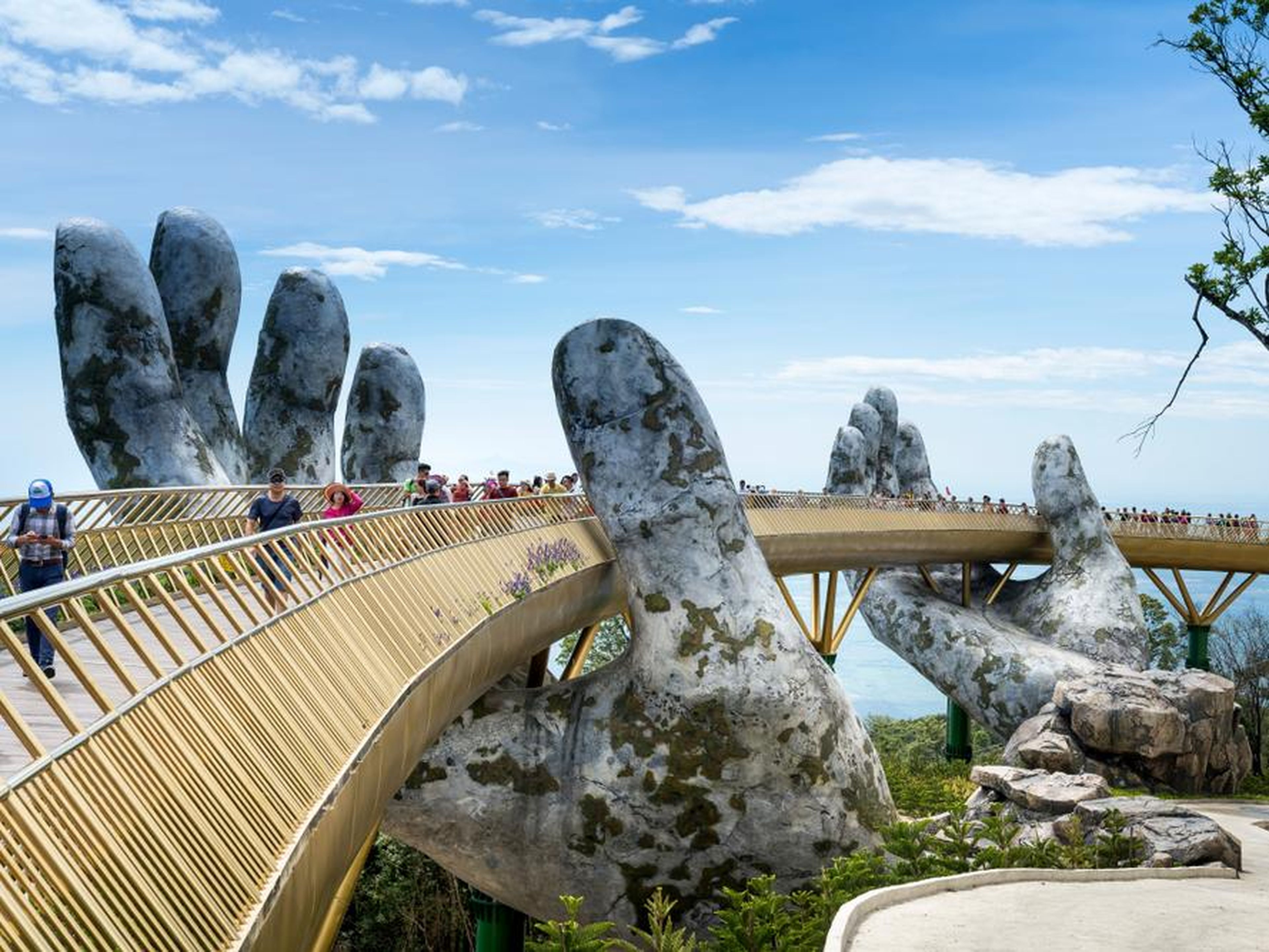 El puente de oro en Ba Na Hills en Danang, Vietnam.