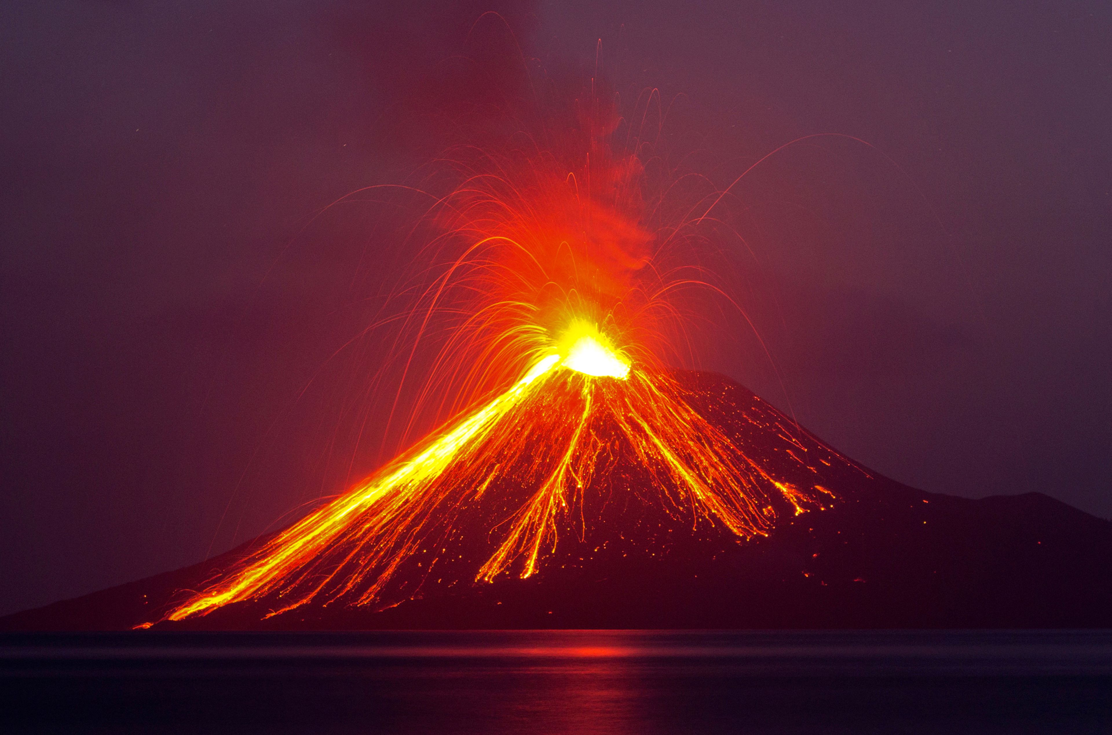 Volcán echando lava y fuego