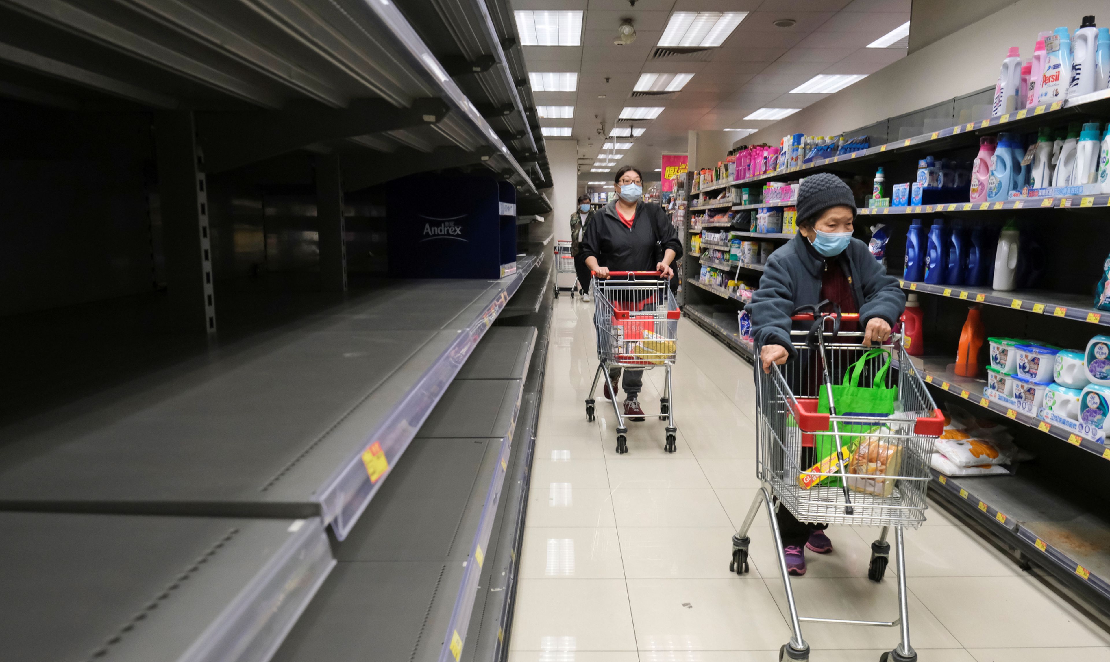 2 mujeres hacen la compra en un supermercado con estanterías vacías en Hong Kong