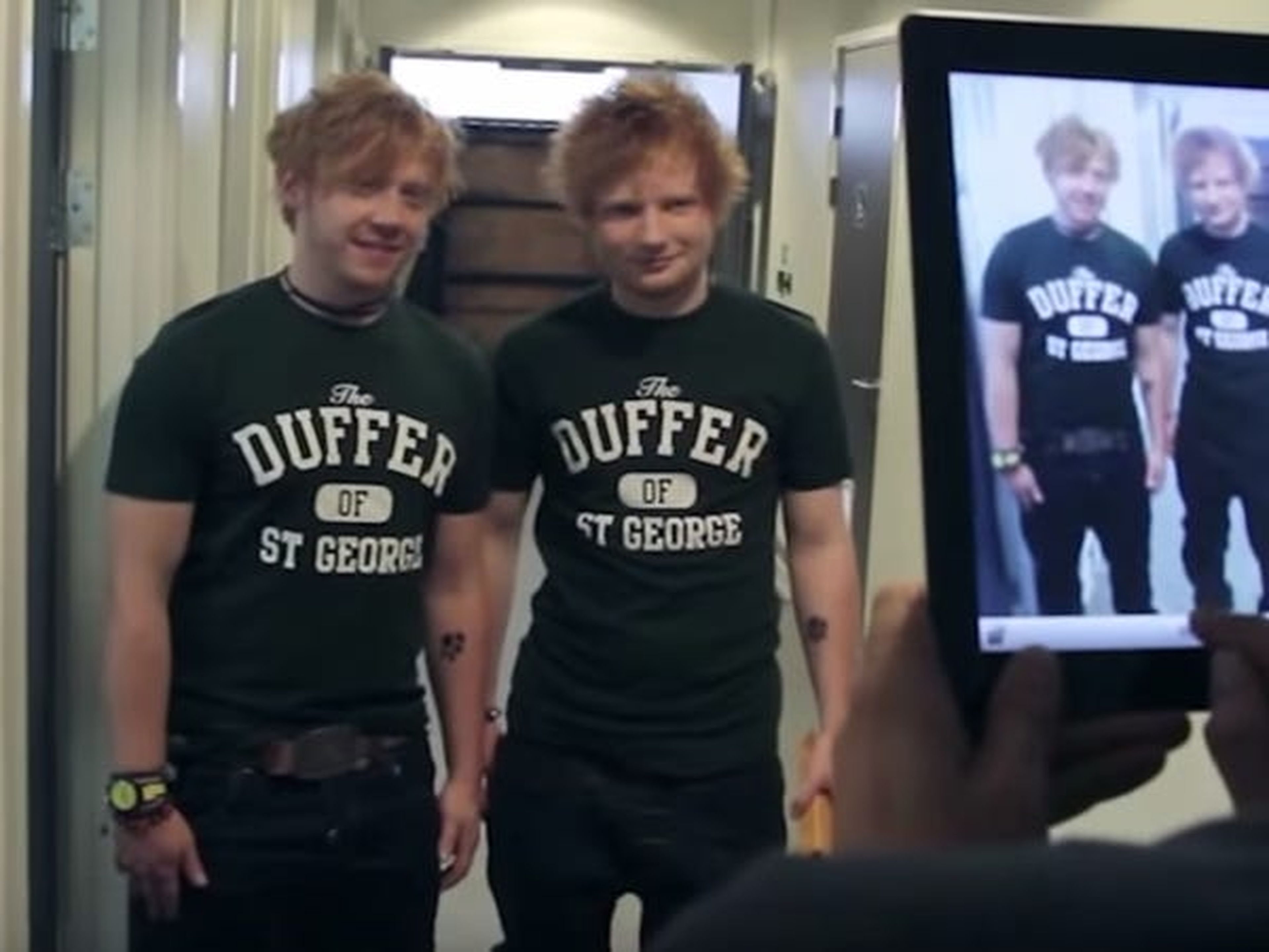 Rupert Grint llevaba camisas a juego con Ed Sheeran durante el rodaje de un videoclip en 2011.