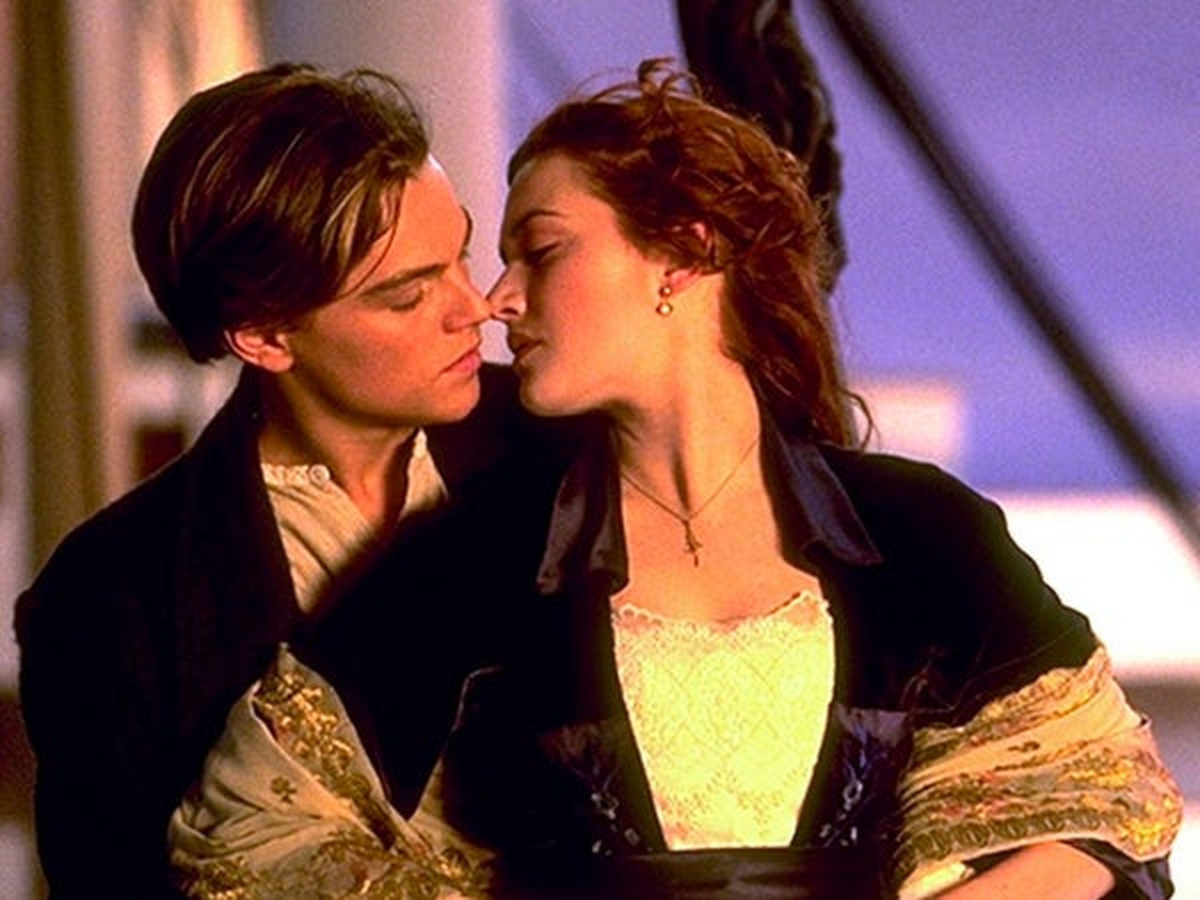 Leonardo DiCaprio y Kate Winslet en Titanic.