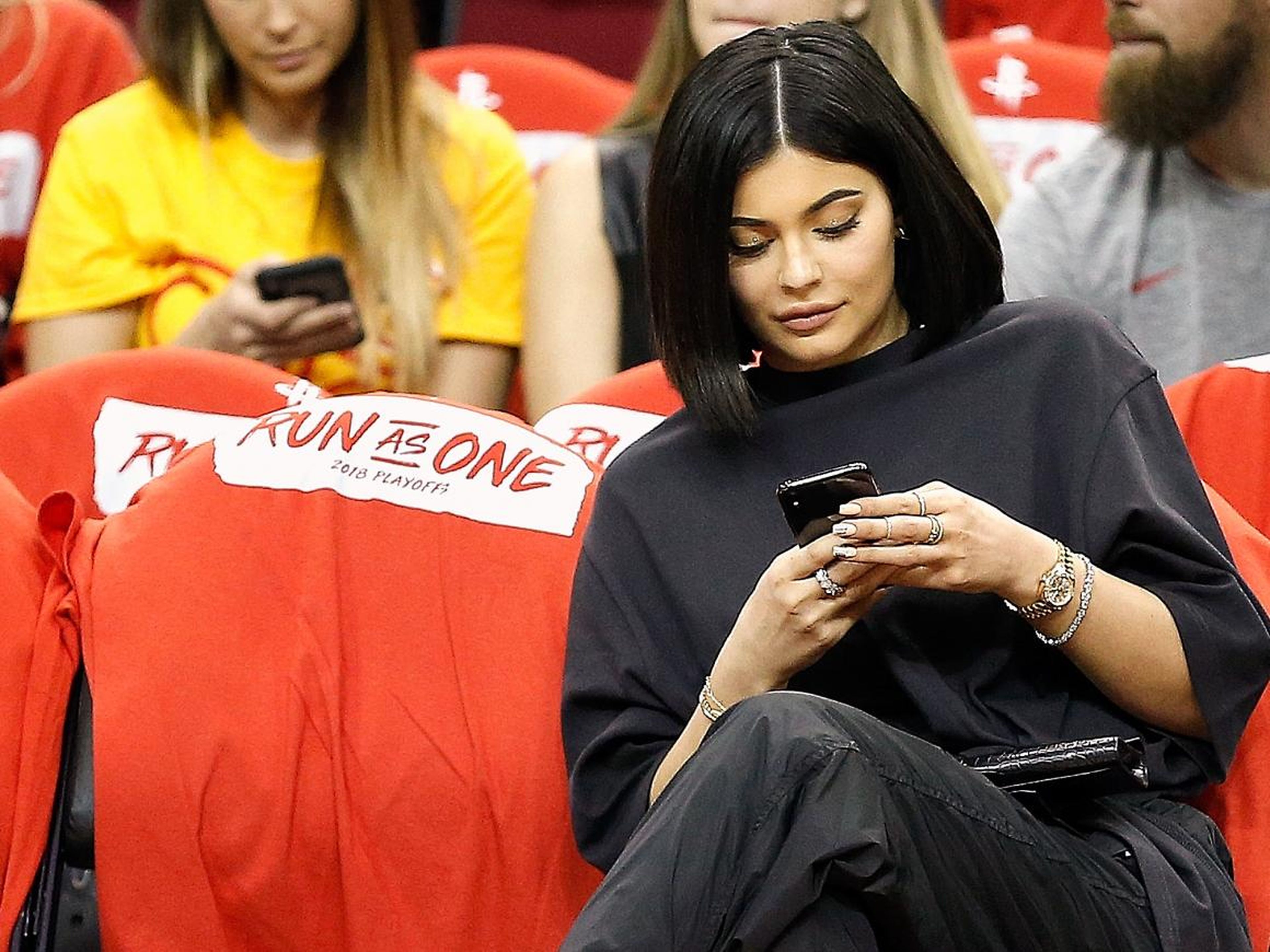 7. En una publicación patrocinada en Instagram, Jenner gana poco menos de lo que se espera que gane una mujer con una licenciatura en toda su vida: 1,3 millones de dólares.