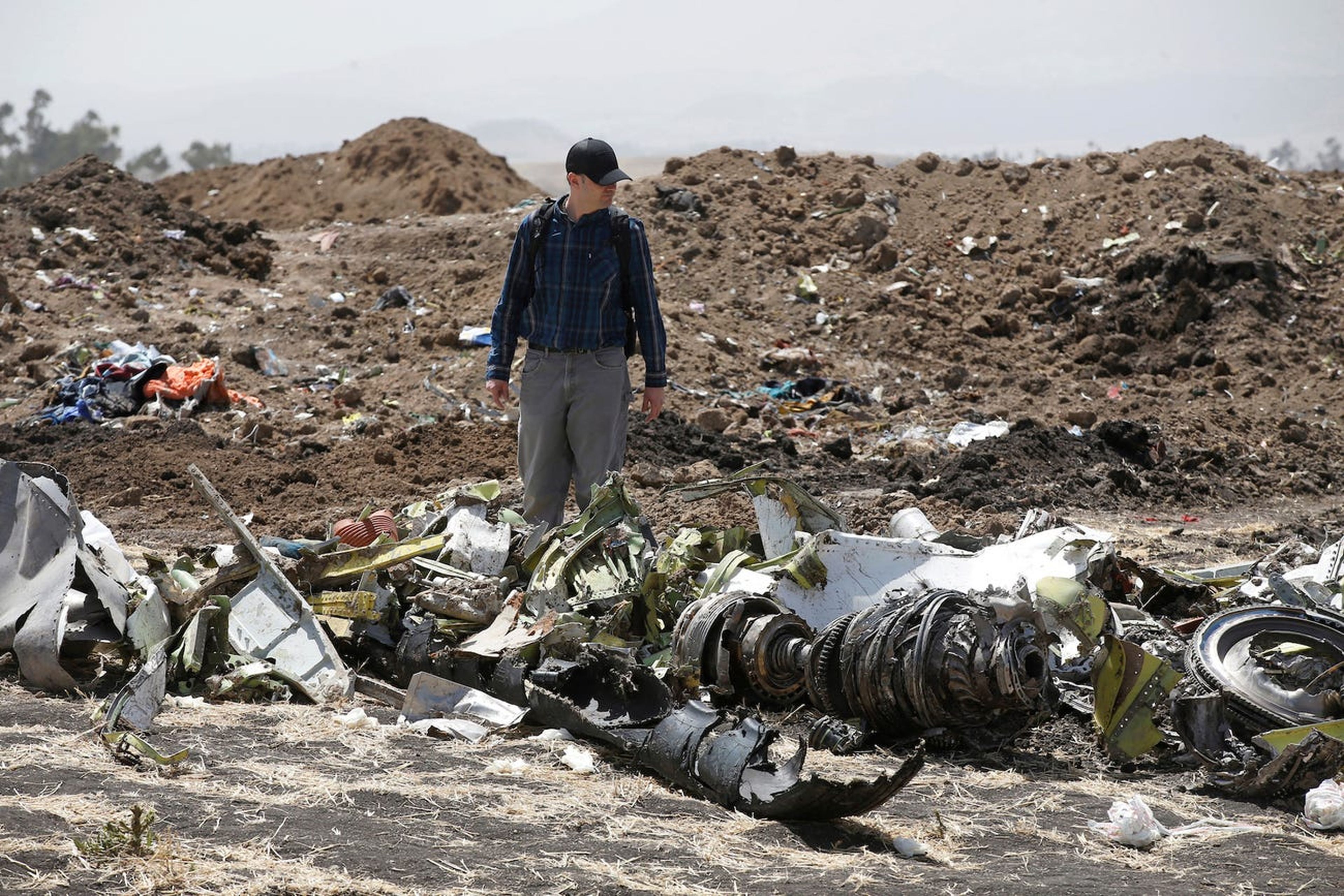 Investigadores estadounidenses examinan escombros en el lugar del accidente de Ethiopian Airlines en marzo de 2019.