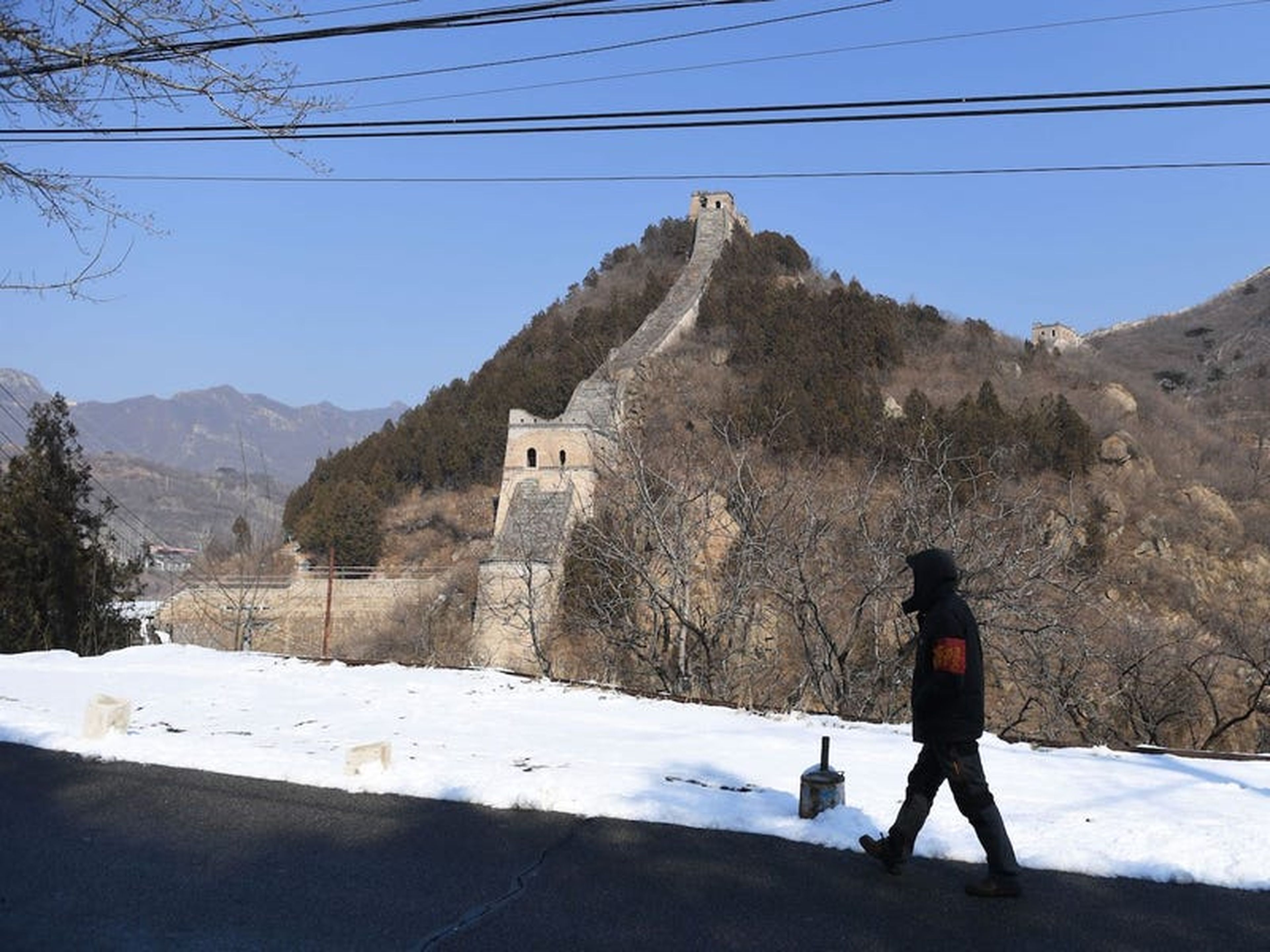 Un guardia de seguridad cerca de una sección cerrada de la Gran Muralla China el 7 de febrero.