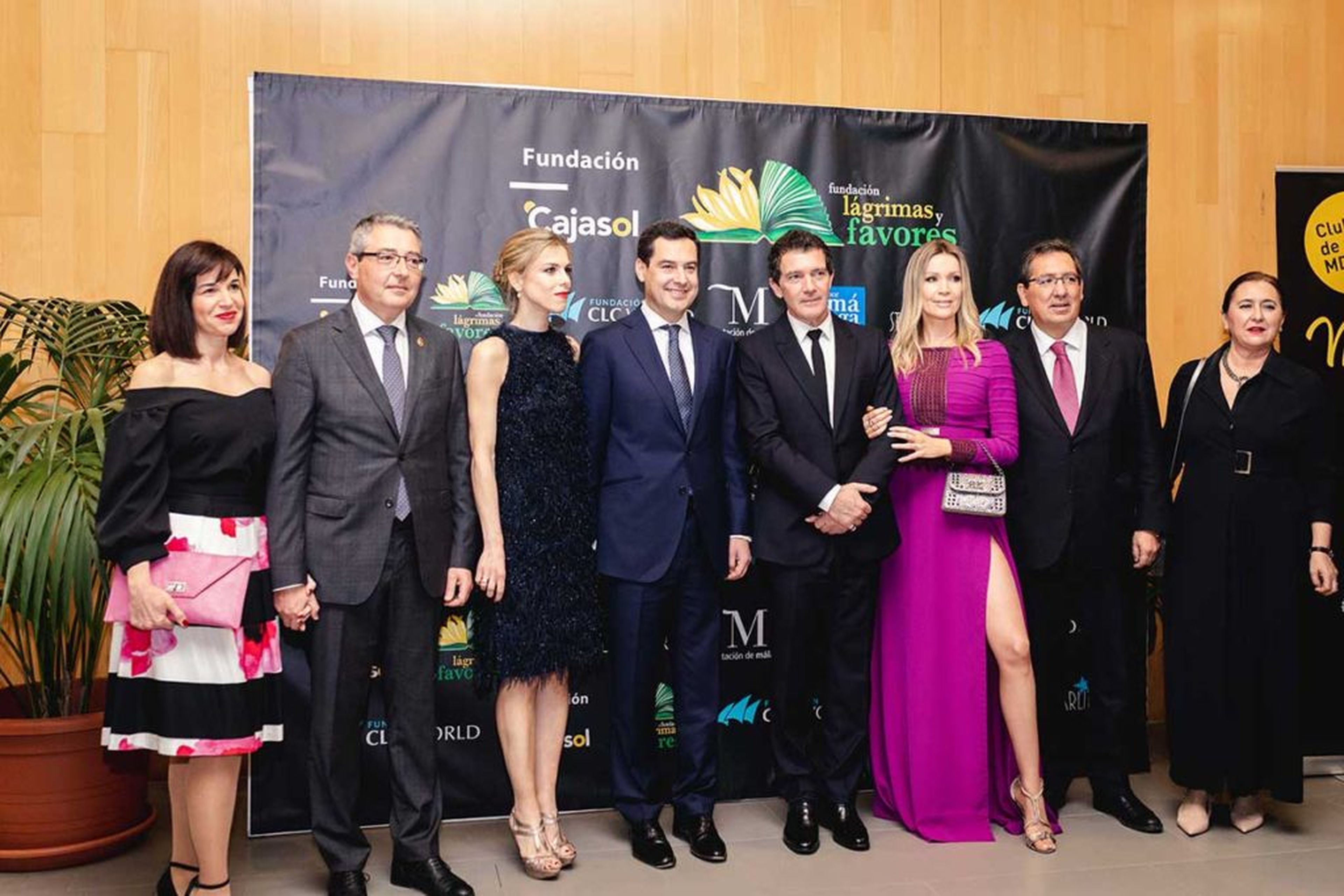 Antonio Banderas posa junto a otras personalidades en un evento de su fundación lágrimas y favores