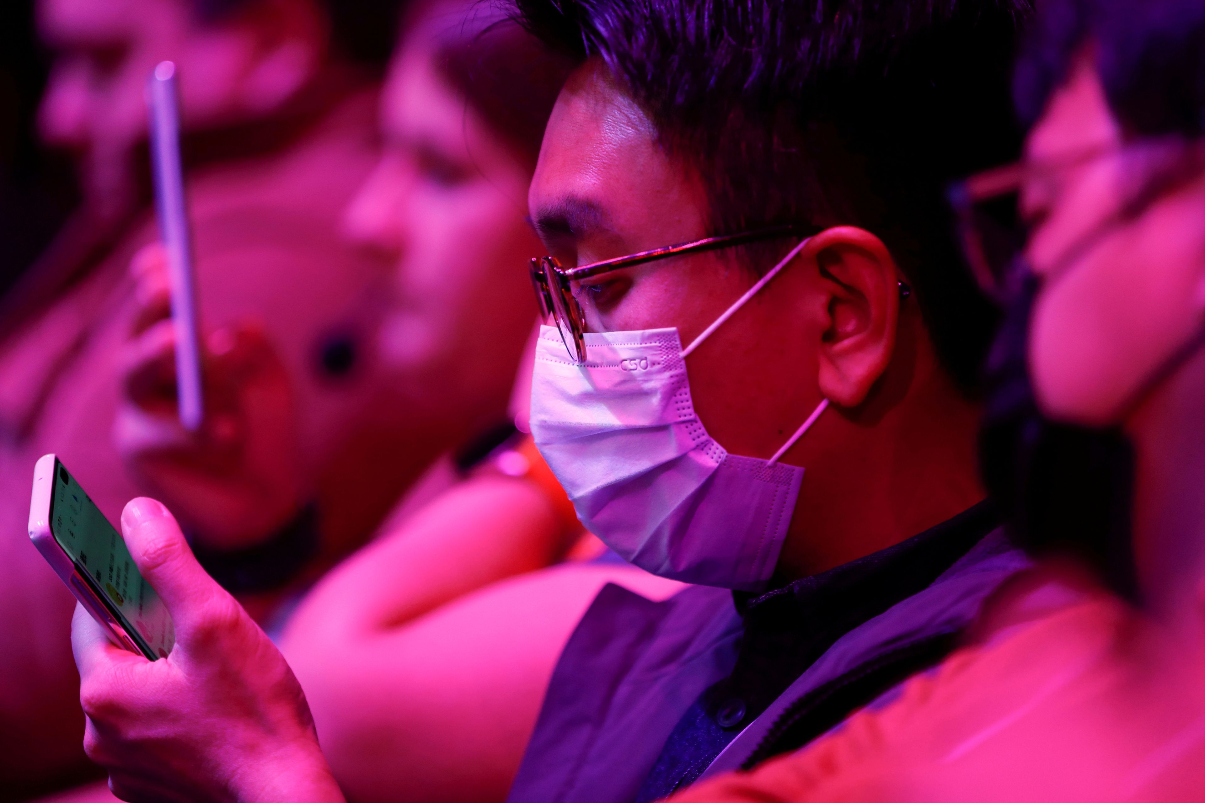 Un asistente al evento de presentación del Samsung Galaxy S20 porta una mascarilla protectora.