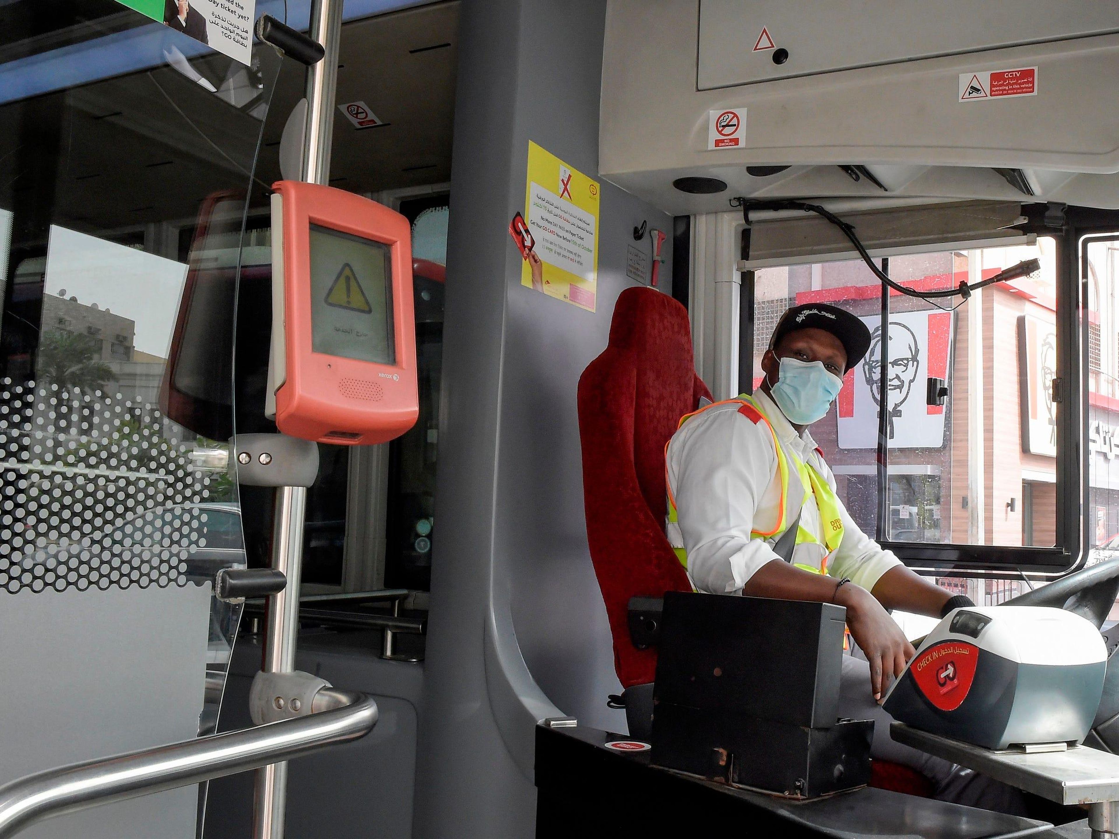 Un conductor de autobús con máscara.