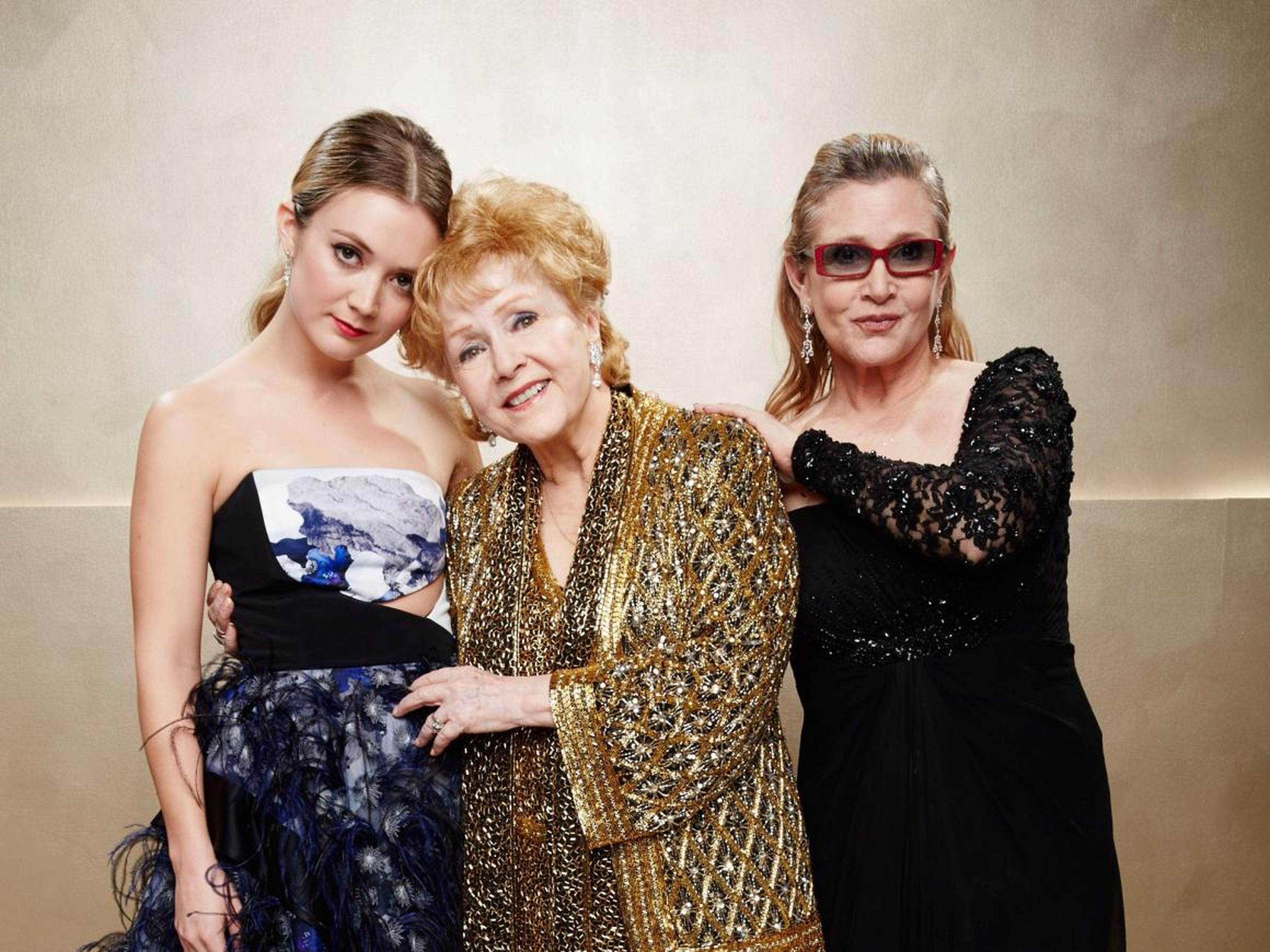 Billie Lourd con su abuela, Debbie Reynolds, y su madre, Carrie Fisher.