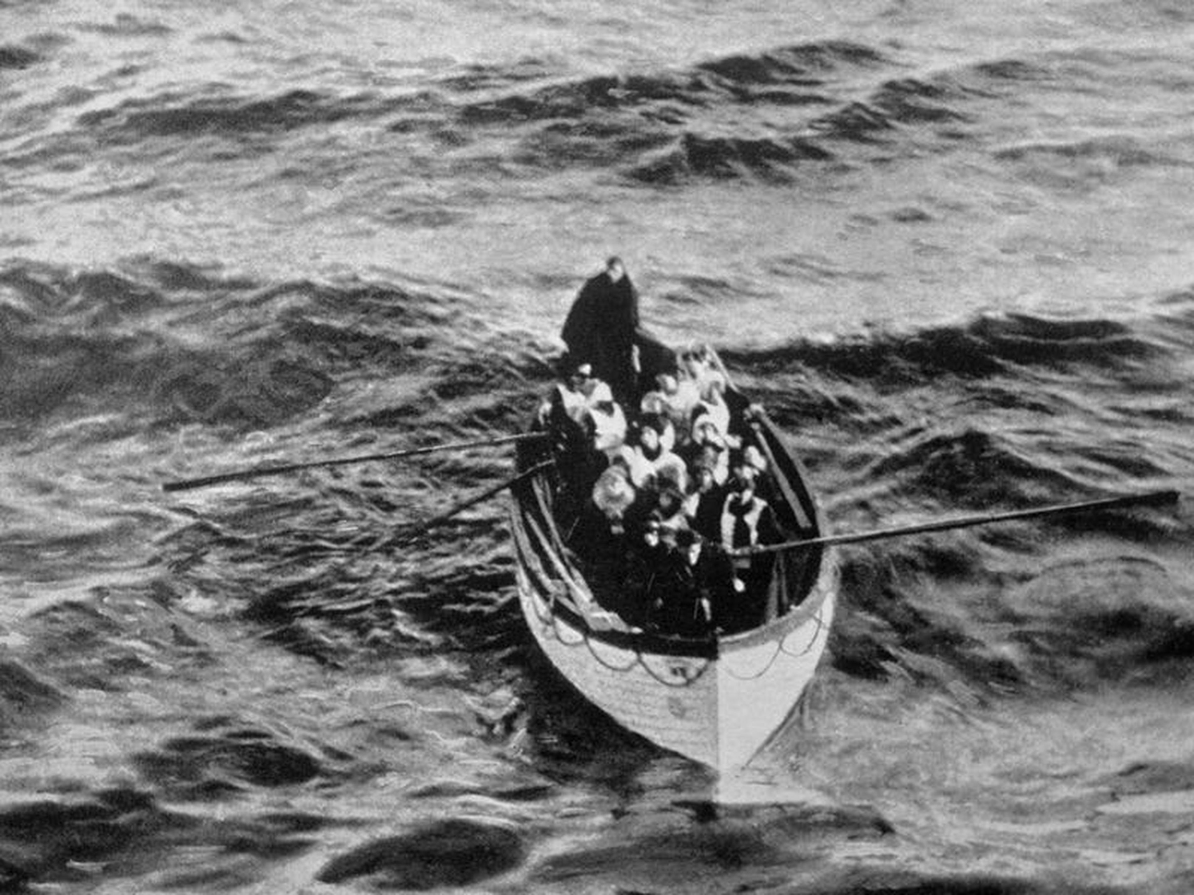 Bote salvavidas con un grupo de supervivientes.
