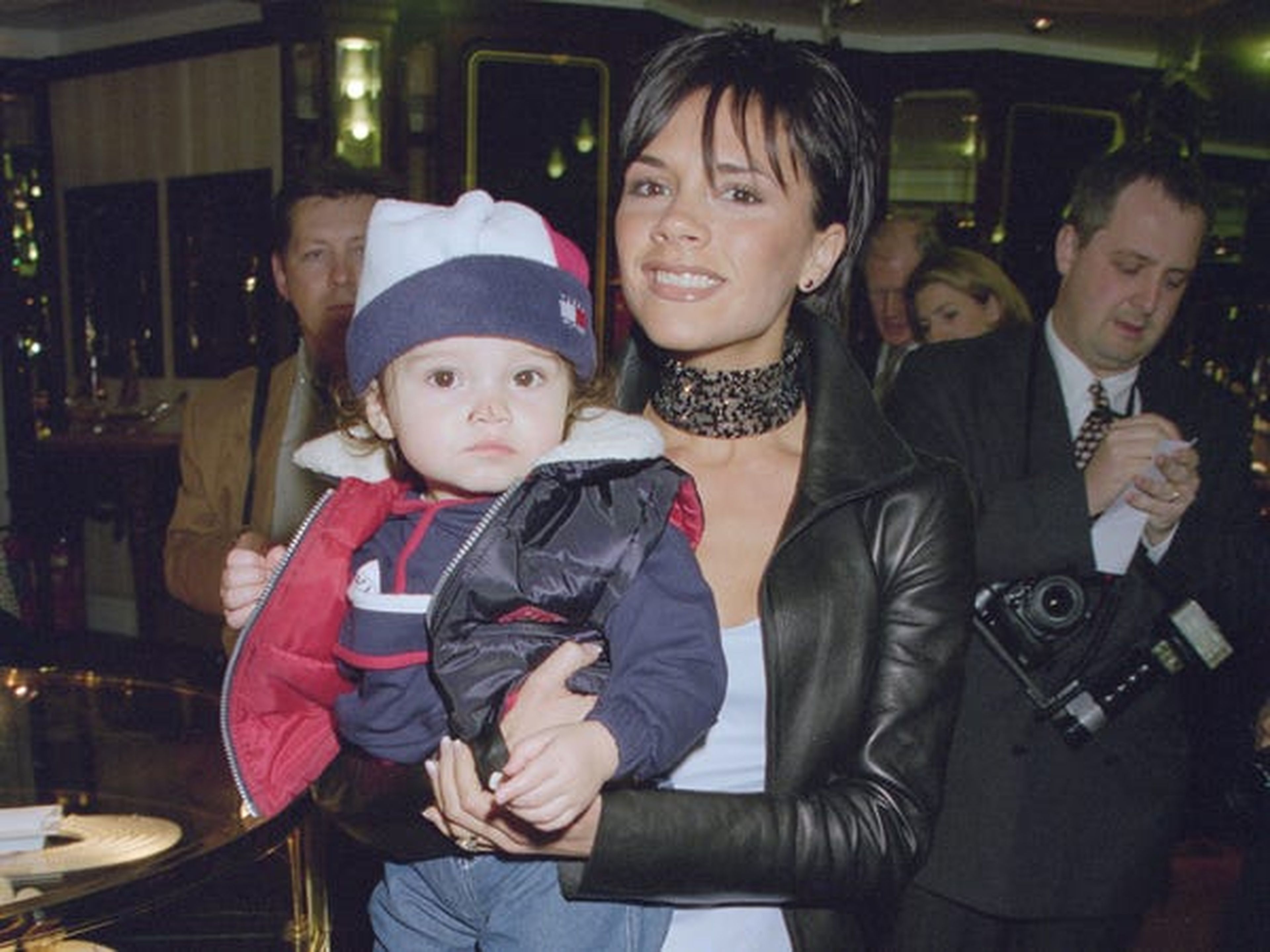 Victoria Beckham con Brooklyn en 1999.