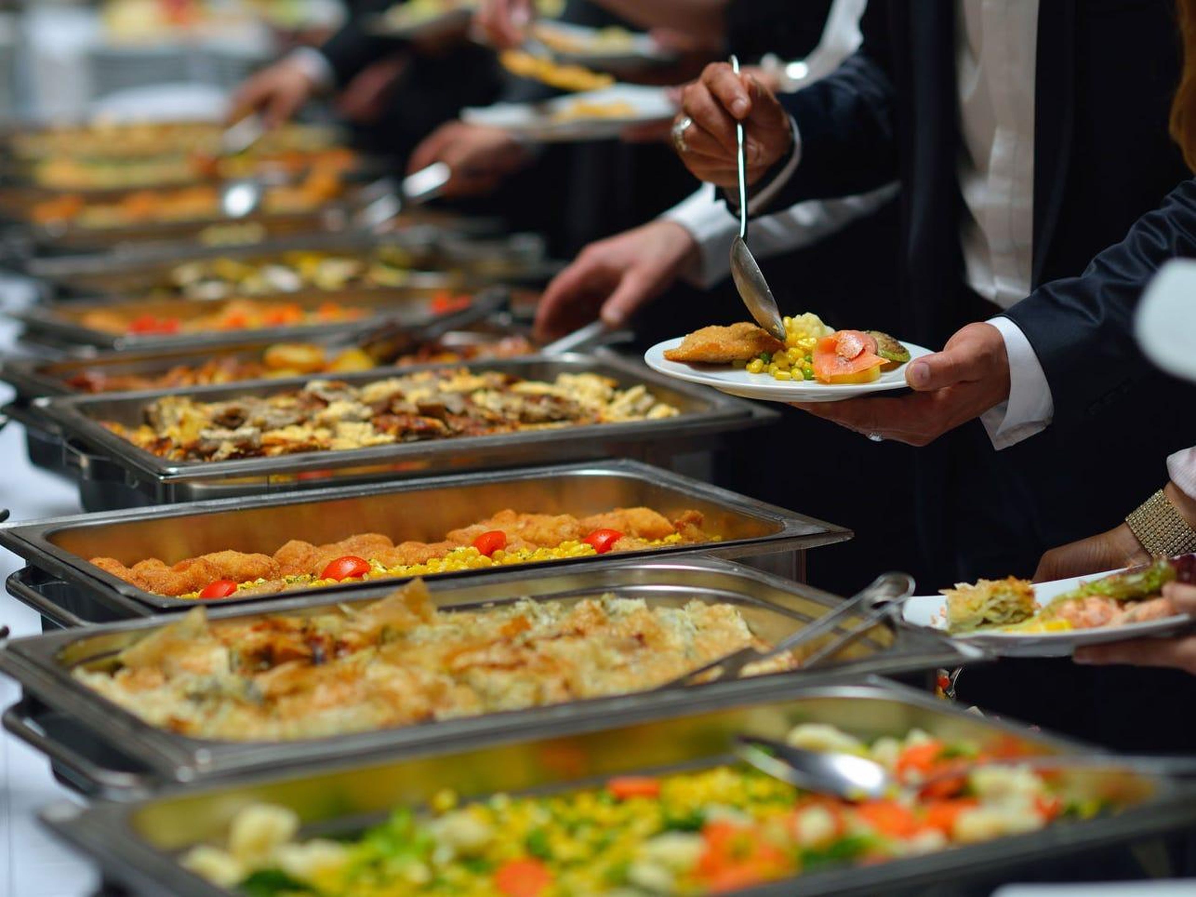 El coste de alimentar a los invitados de tu boda puede superar fácilmente el de la celebración, decoraciones o incluso el lugar del banquete.