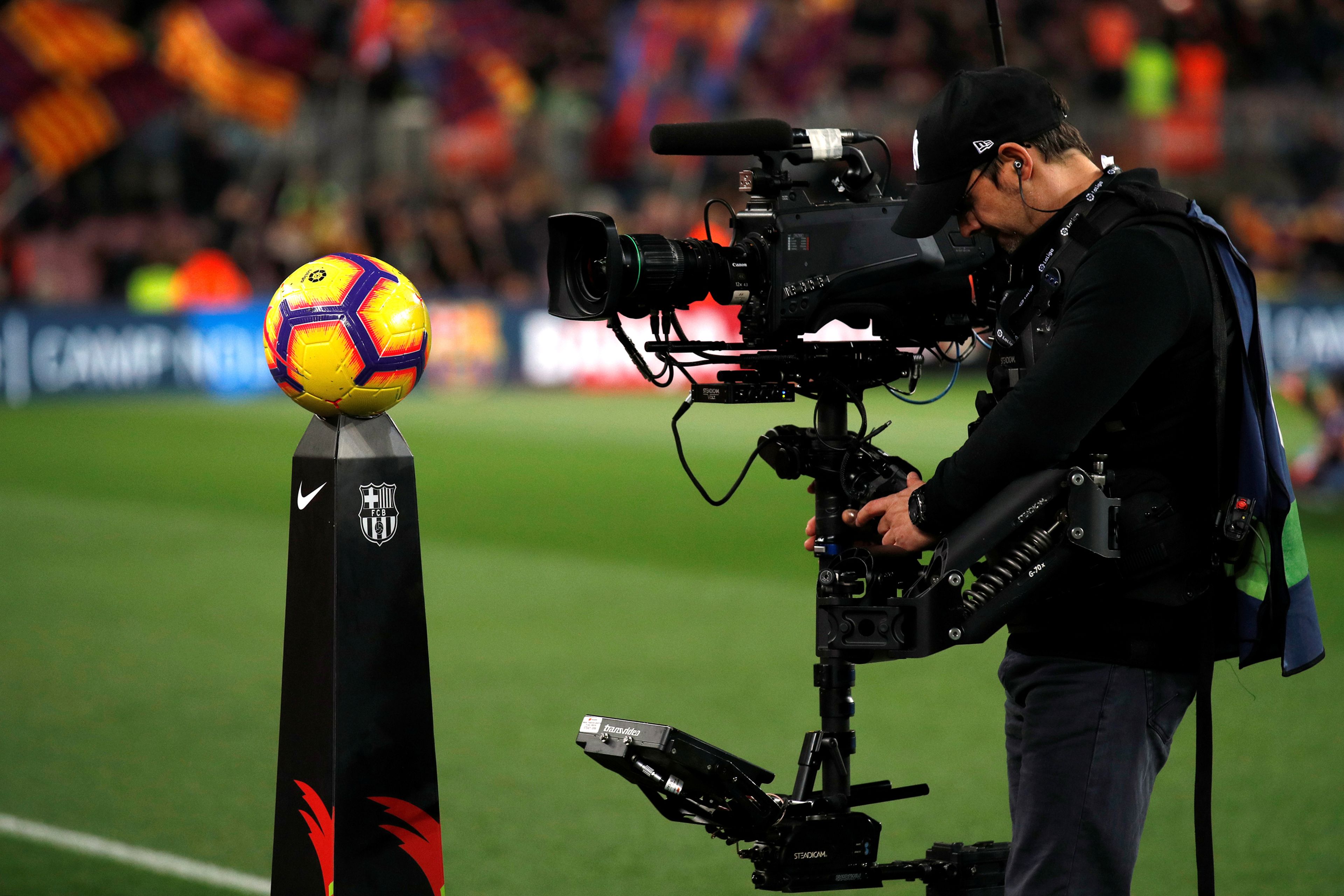 Un cámara graba durante un partido de fútbol de La Liga