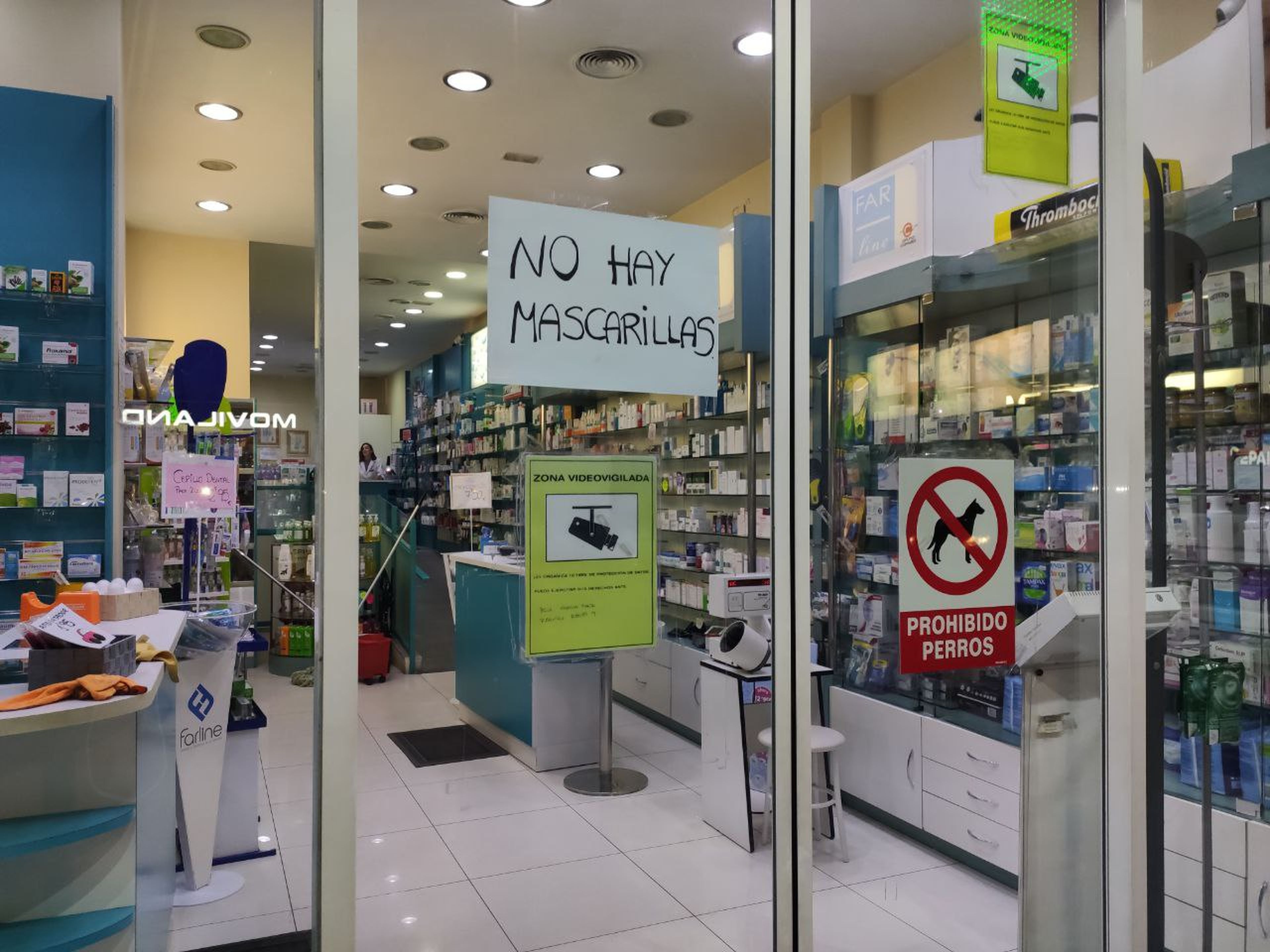 Cartel de "no hay mascarillas" en una farmacia de Madrid.