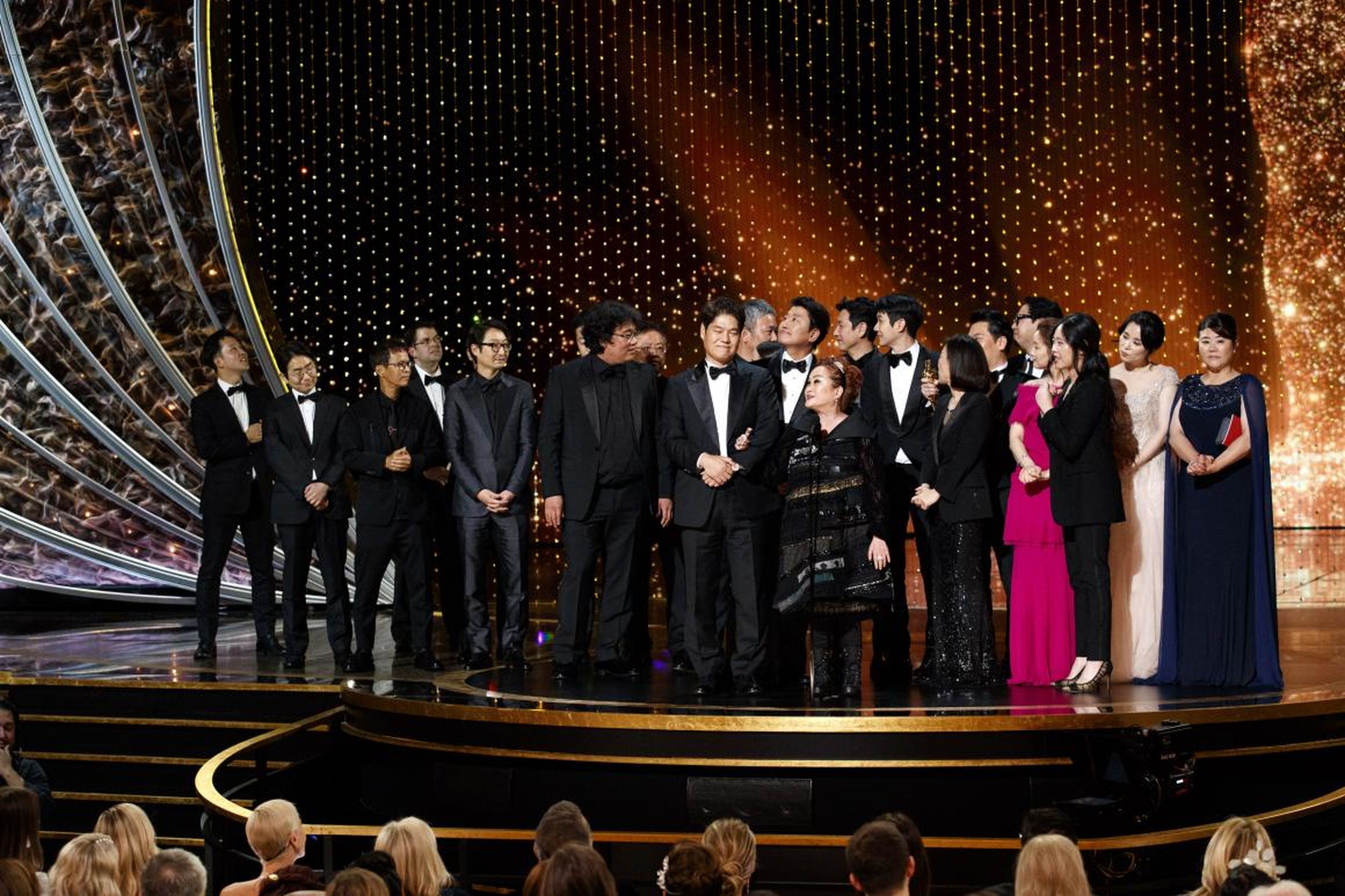El elenco y el equipo de 'Parásitos' sobre el escenario en los 92o Premios de la Academia.