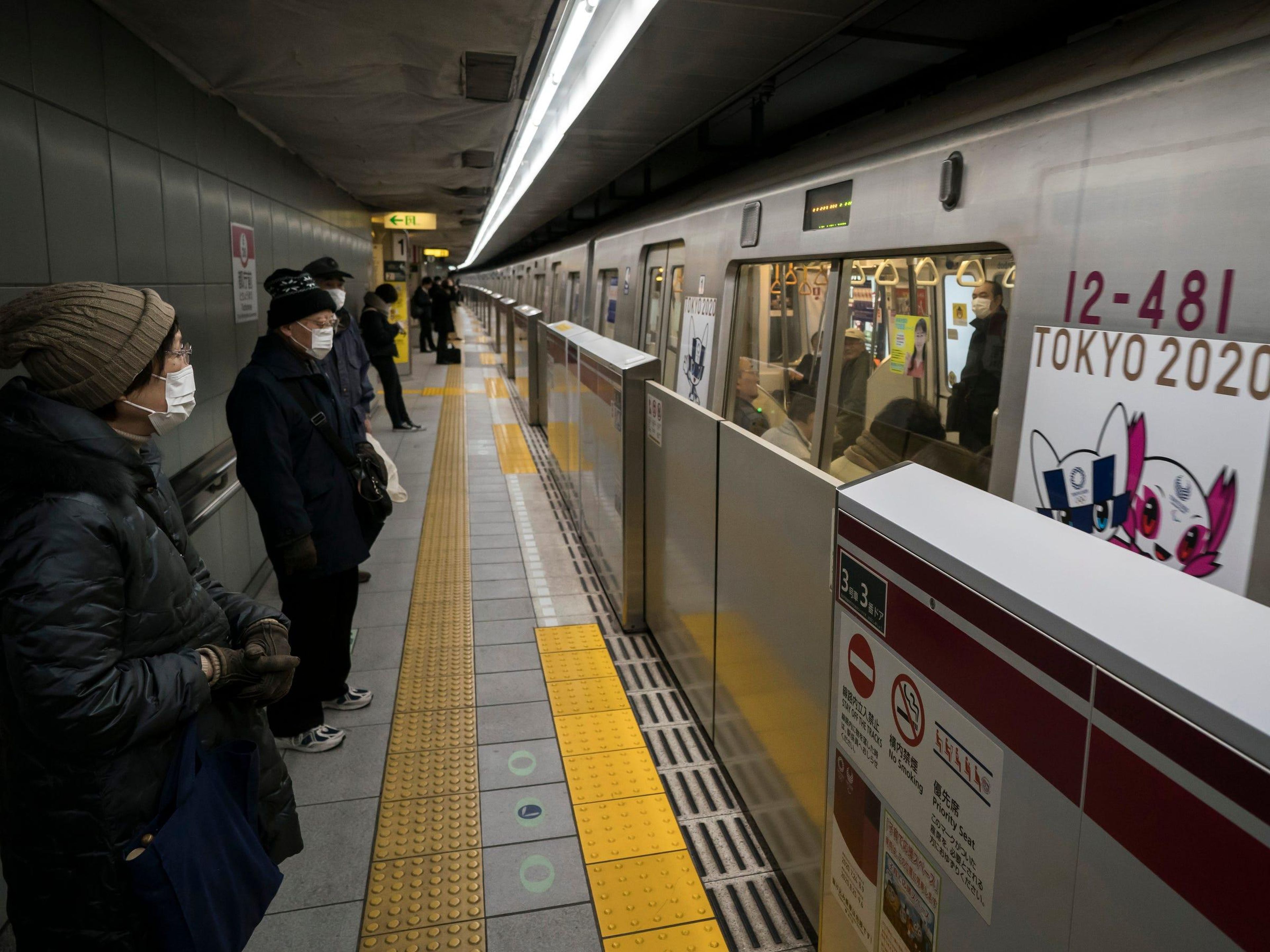 Metro en una estación de Tokio.