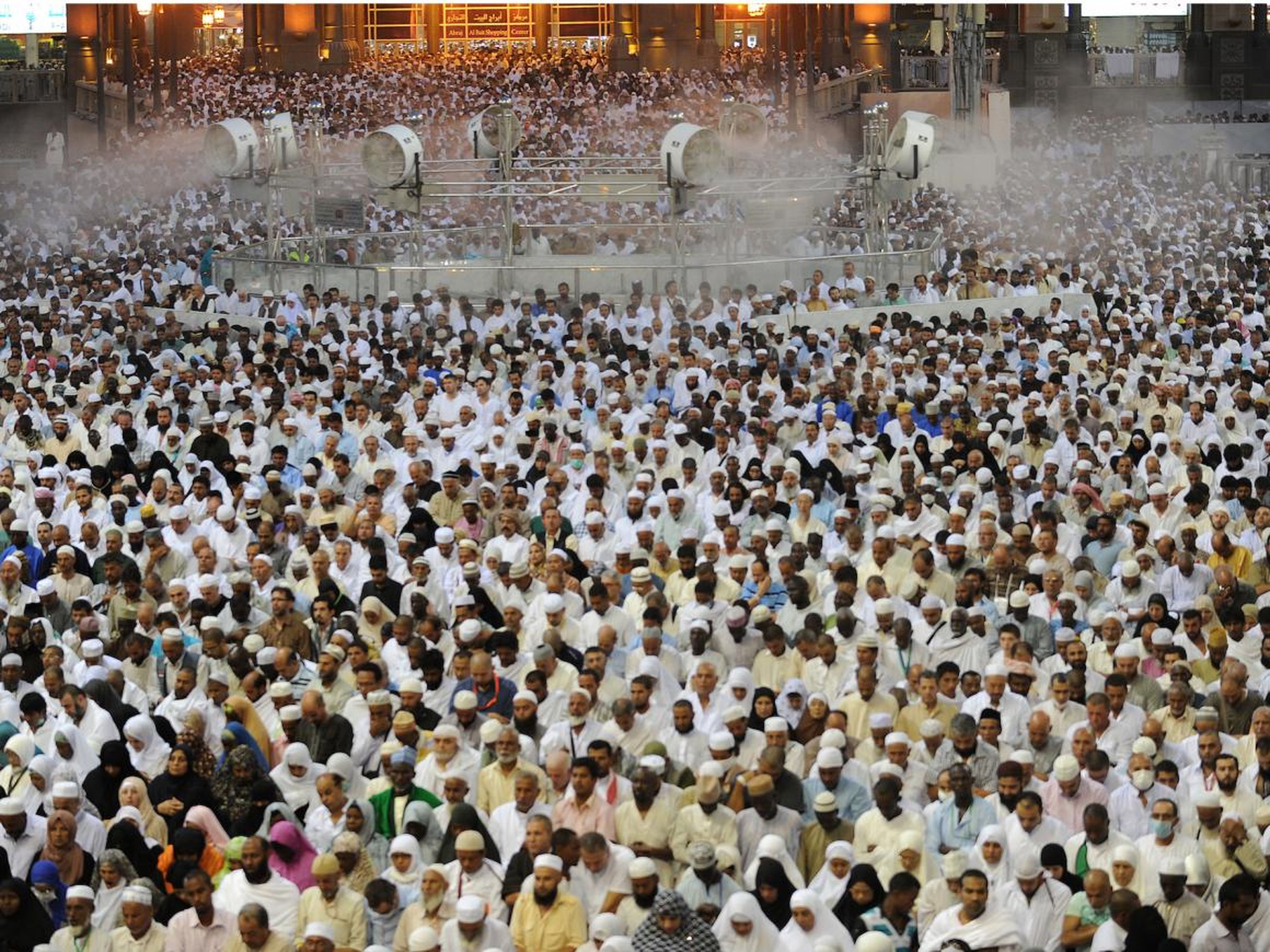 Los peregrinos musulmanes asisten a la Gran Mezquita para sus oraciones nocturnas.