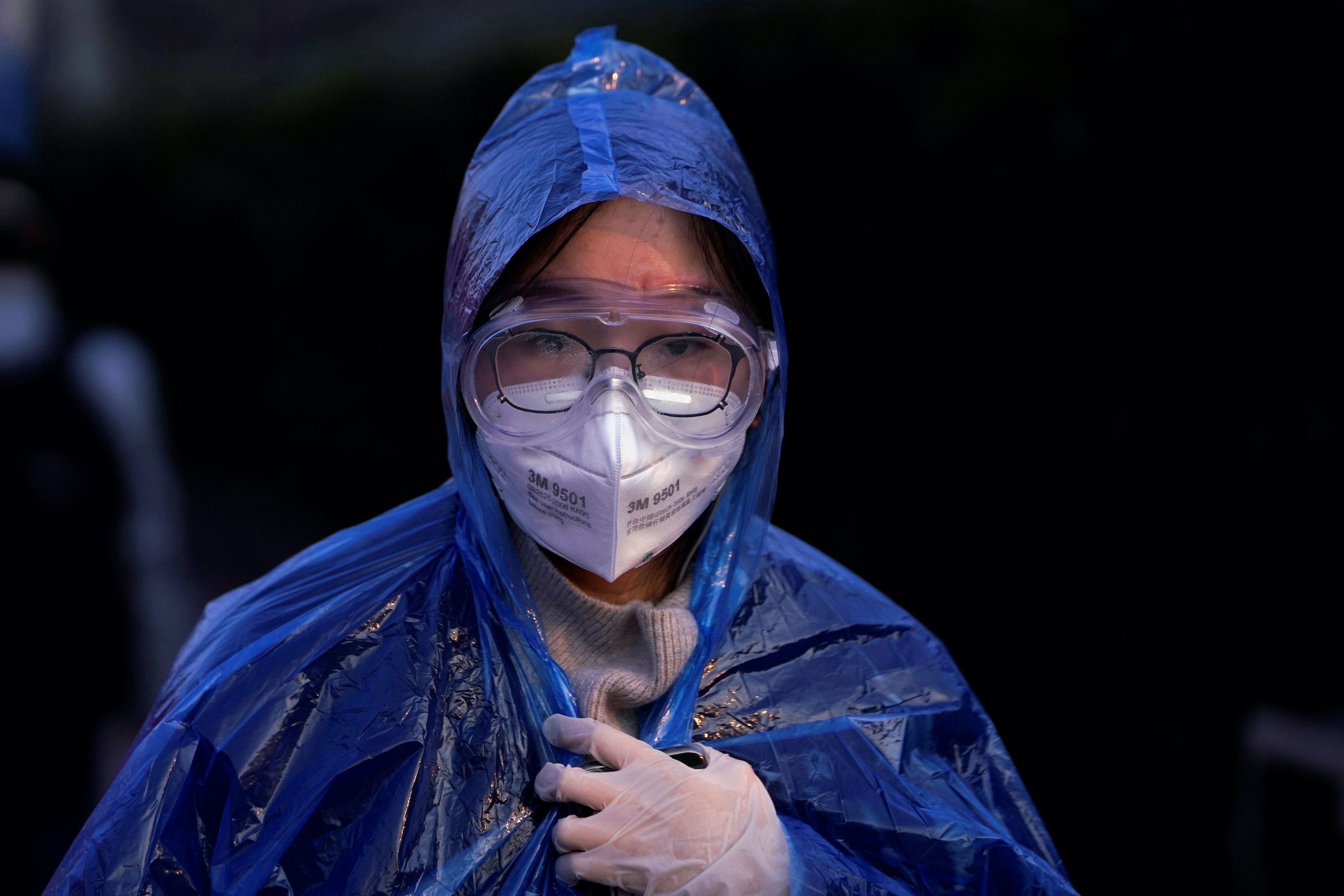 Ciudadana lleva una mascarilla para evitar el contagio del coronavirus.