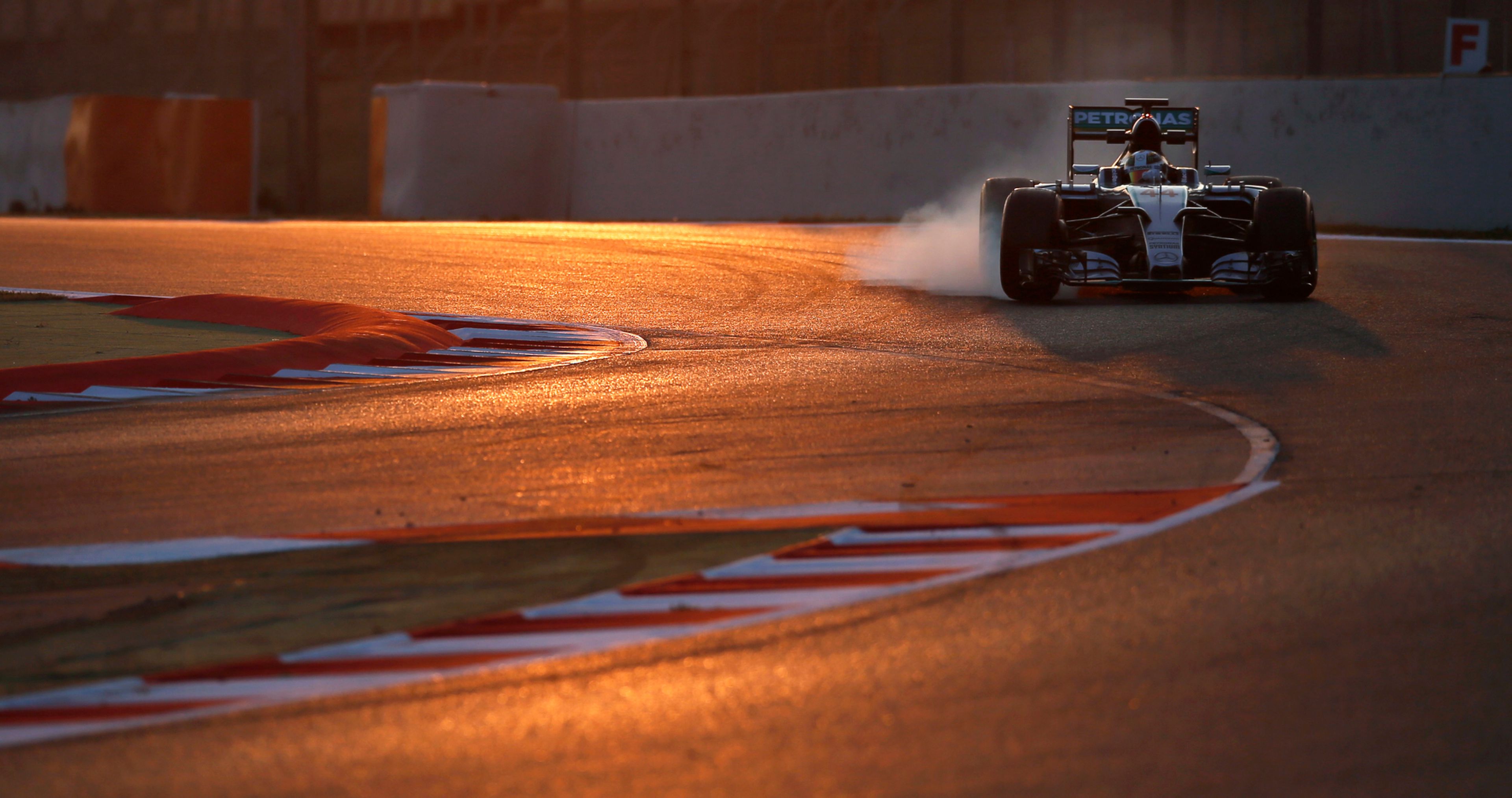 El coche de Fórmula 1 de Lewis Hamilton frena en una curva del circuito de Montmeló