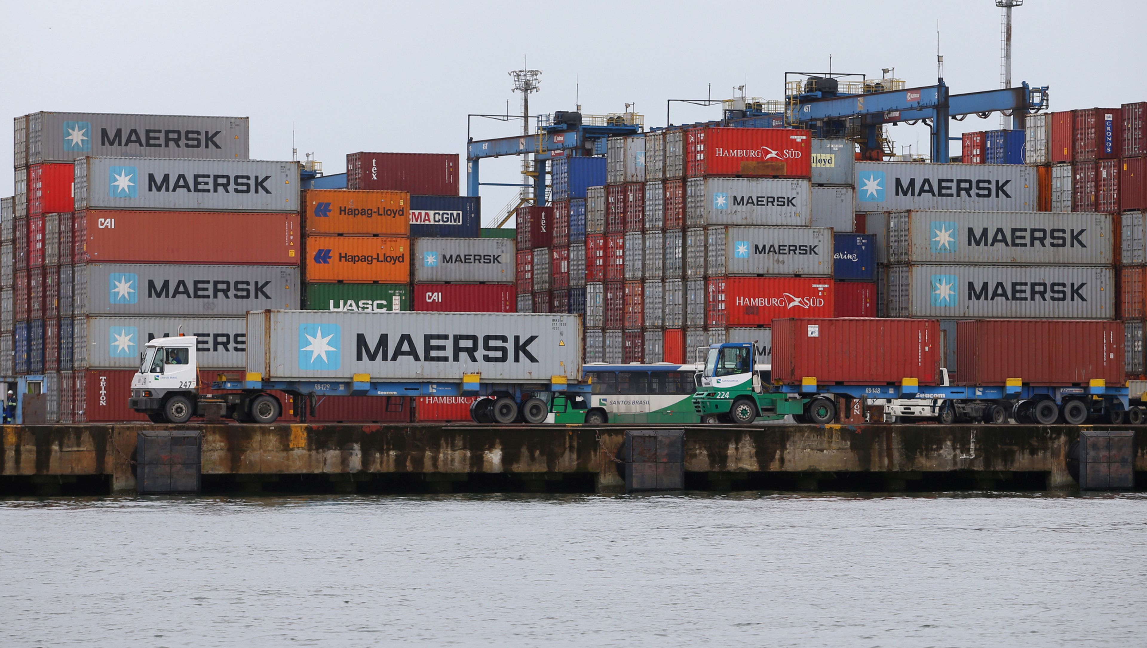 Contenedores de Maersk en el puerto de Santos, en Brasil