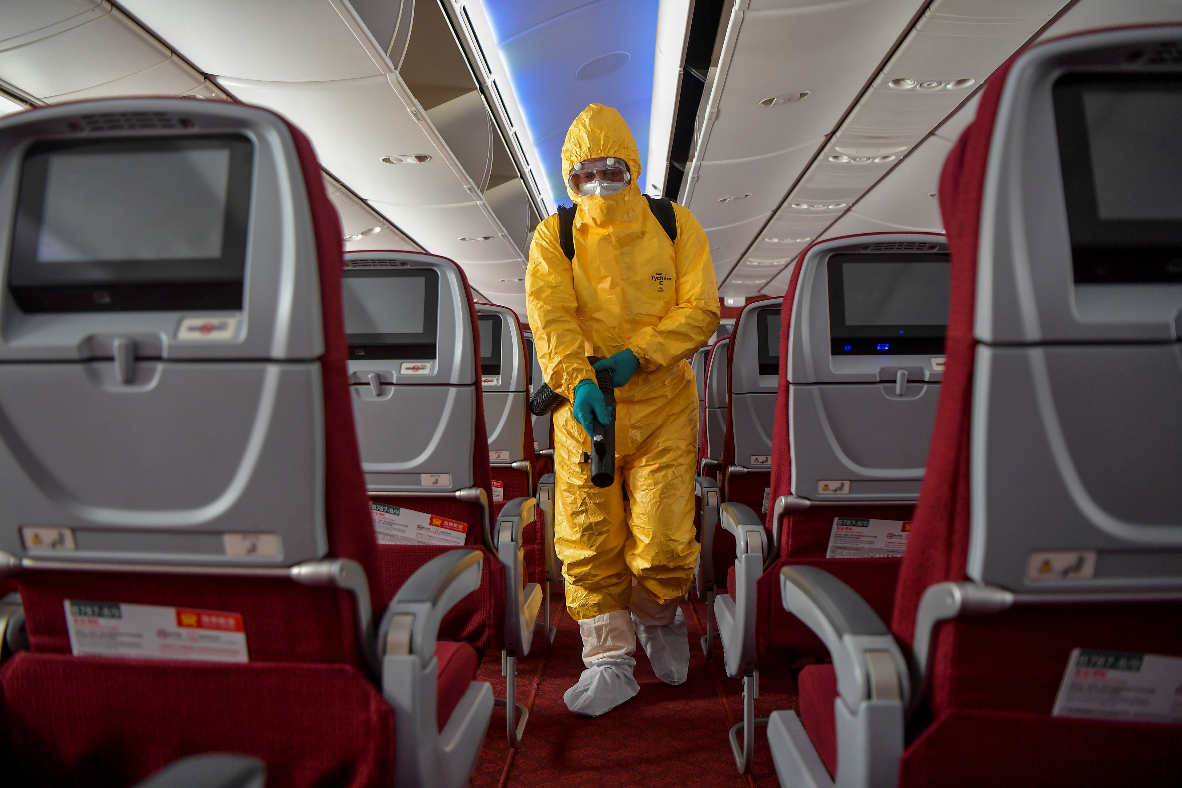 Desinfección de un vuelo de Hainan Airlines, por el brote de coronavirus, en el Aeropuerto Internacional Haikou Meilan en Haikou, China, 7 de febrero de 2020.