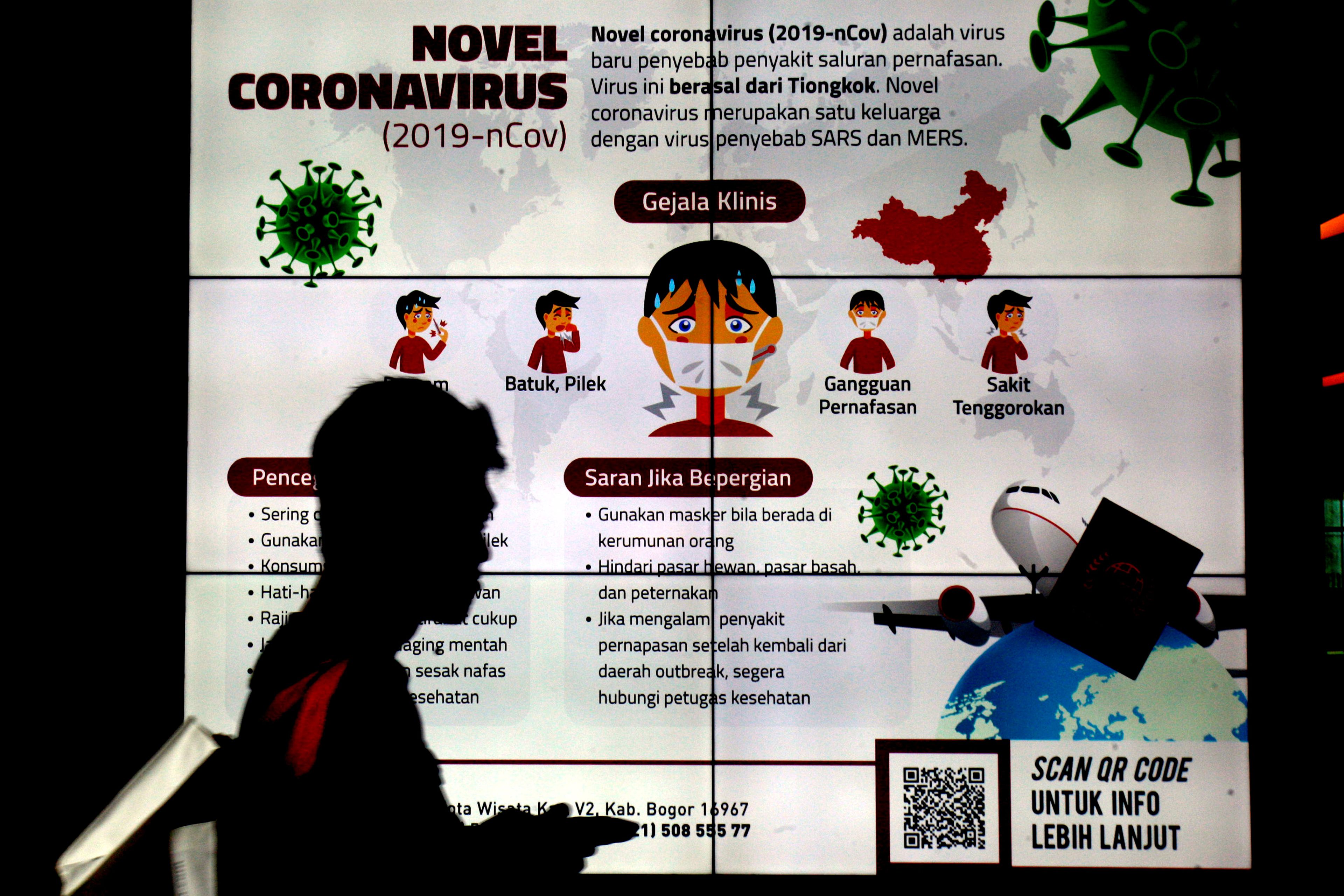 Un hombre junto a una señal informativa sobre el coronavirus, en un hospital de Bogor, cerca de Yakarta, Indonesia, el 3 de febrero de 2020.