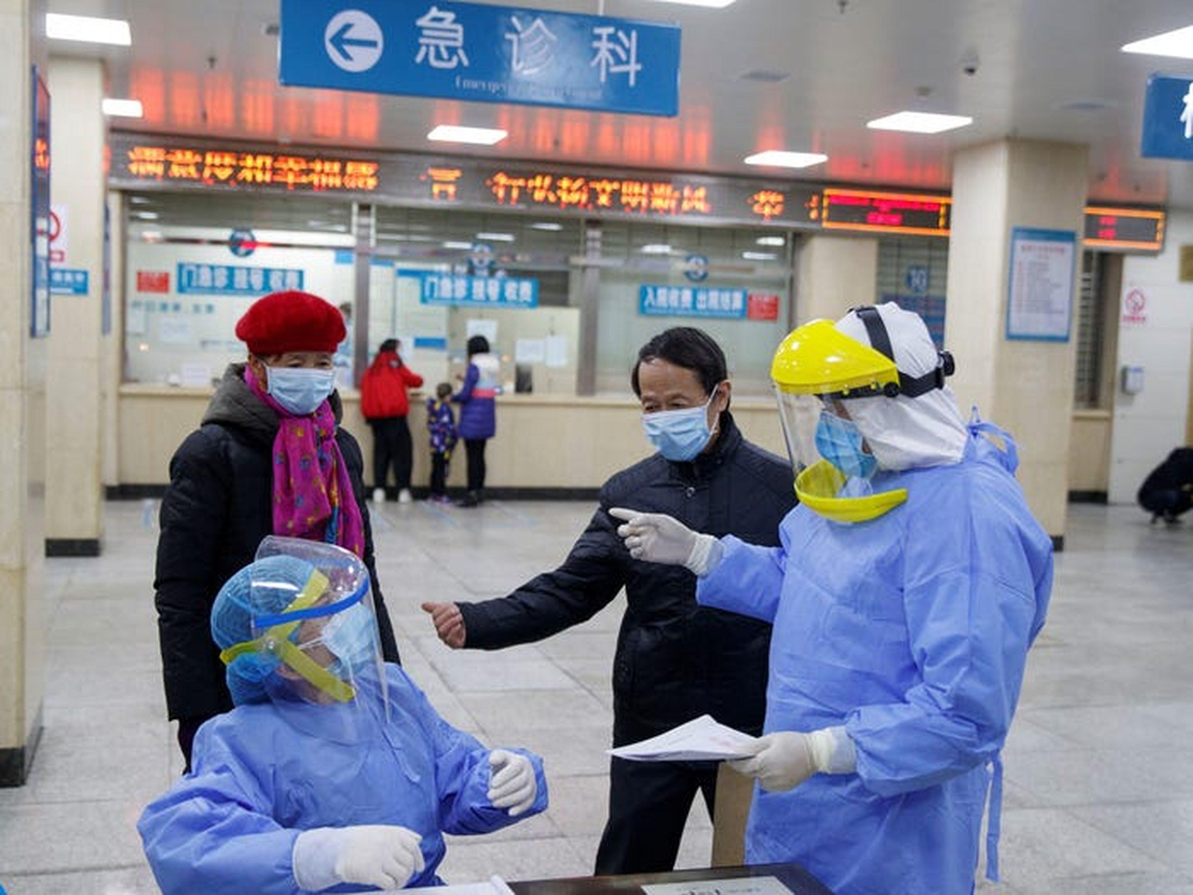 Las enfermeras con equipo de protección hablan con las personas en el área de recepción del First People's Hospital en Yueyang, provincia de Hunan, China, 28 de enero de 2020.