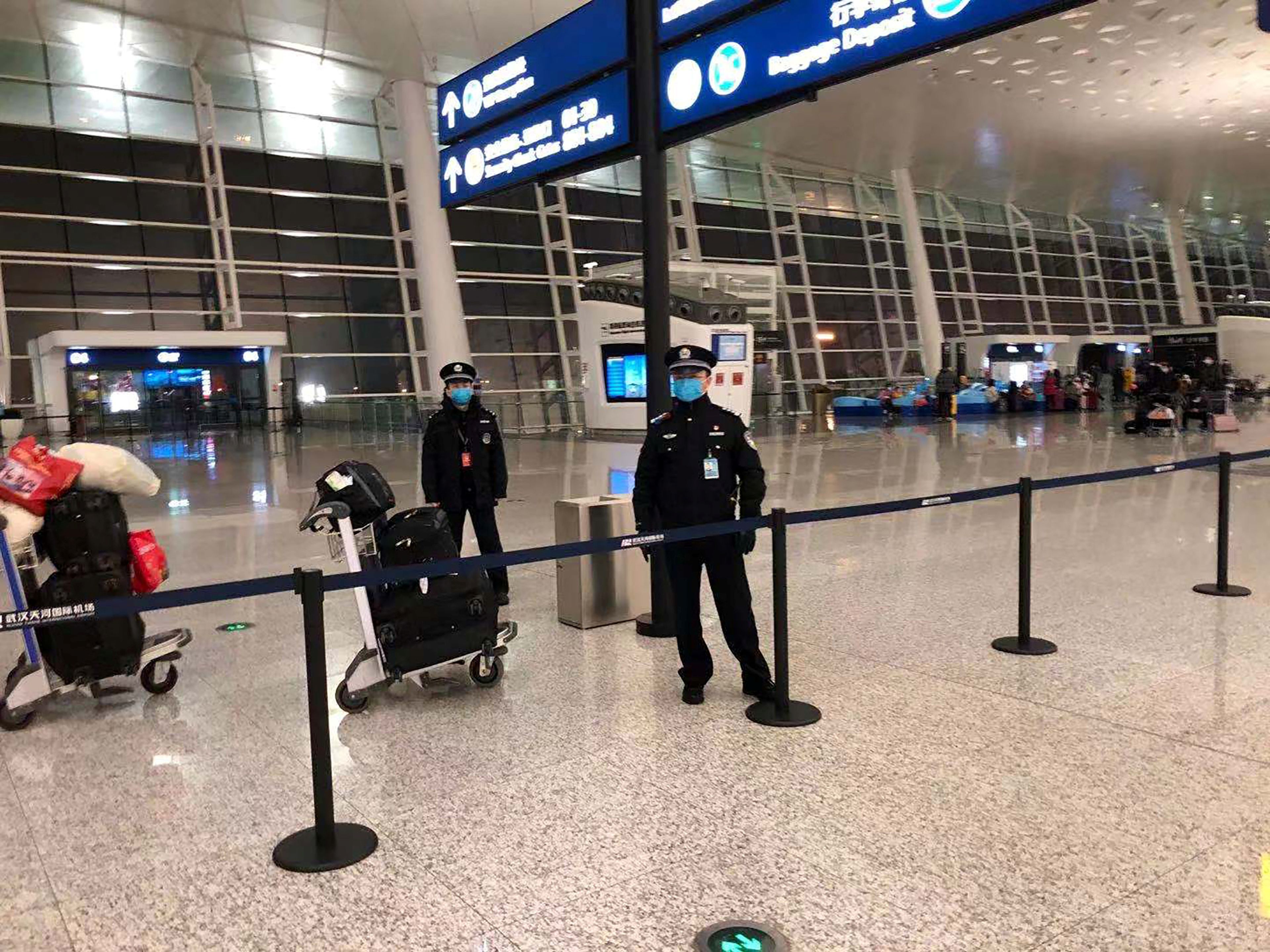 Oficial de seguridad en el aeropuerto internacional de Wuhan Tianhe en Wuhan, China, el 7 de febrero de 2020.