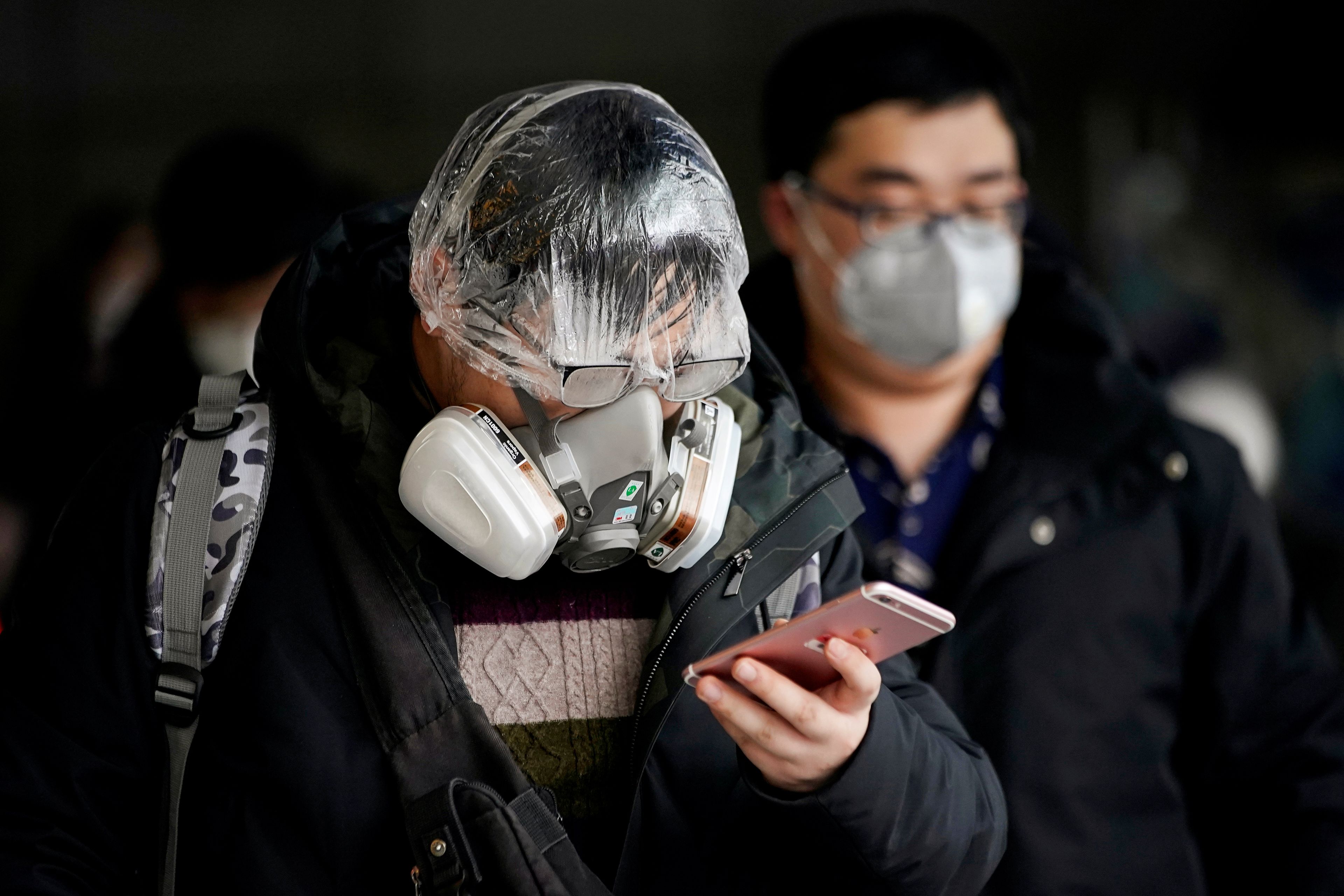 Coronavirus: hombre lleva una máscara.