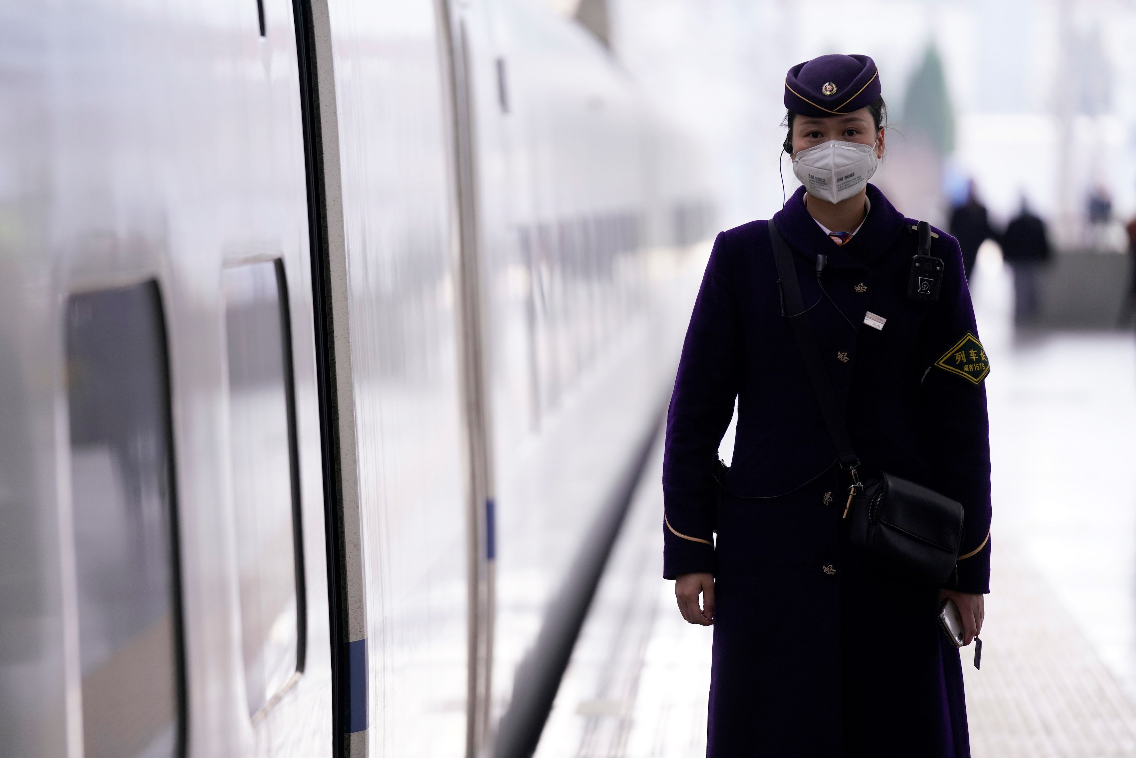 Coronavirus: el personal de la estación de tren de Shanghai usa mascarillas