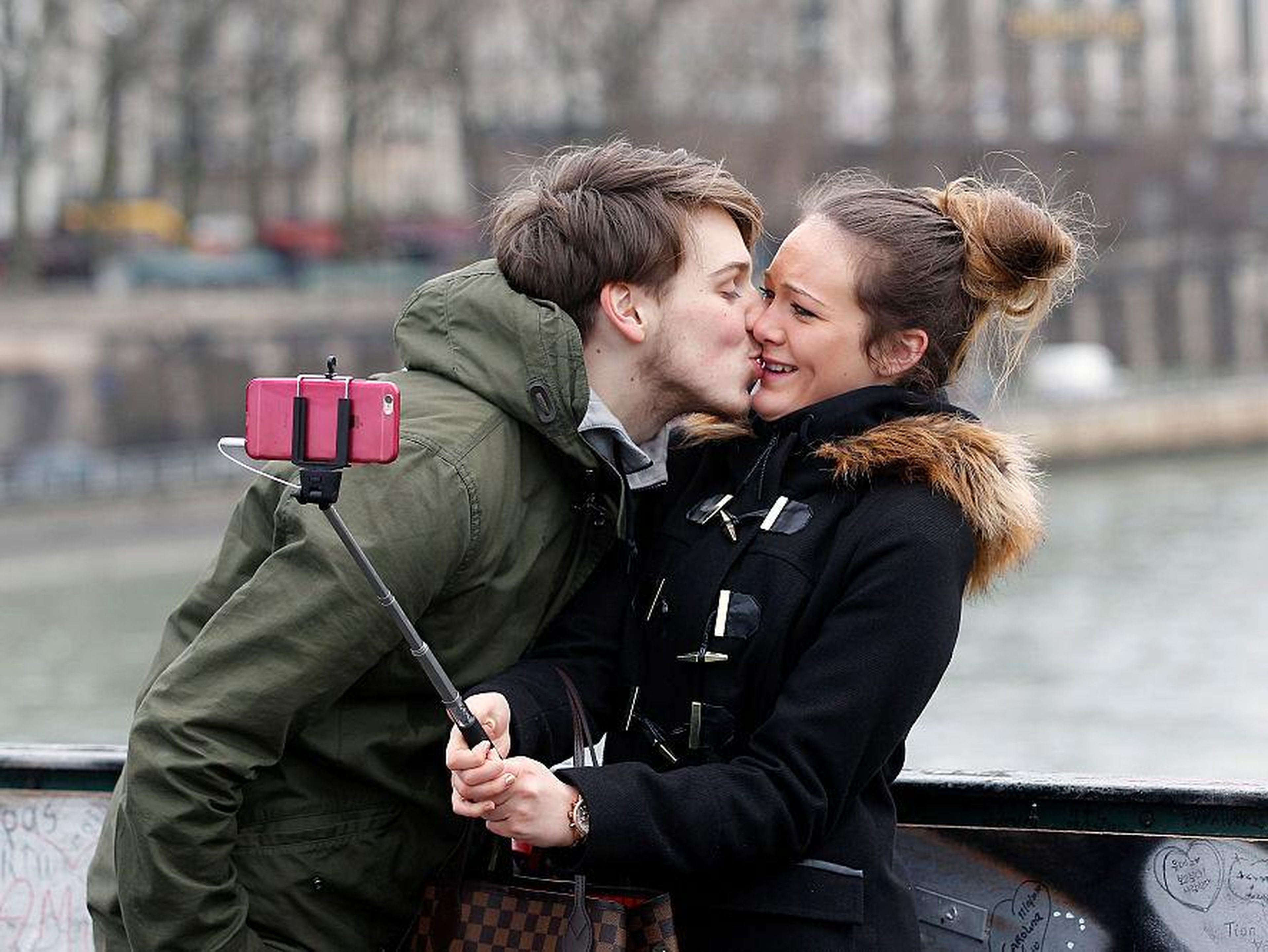 Una pareja se hace una foto el día de San Valentín en París.