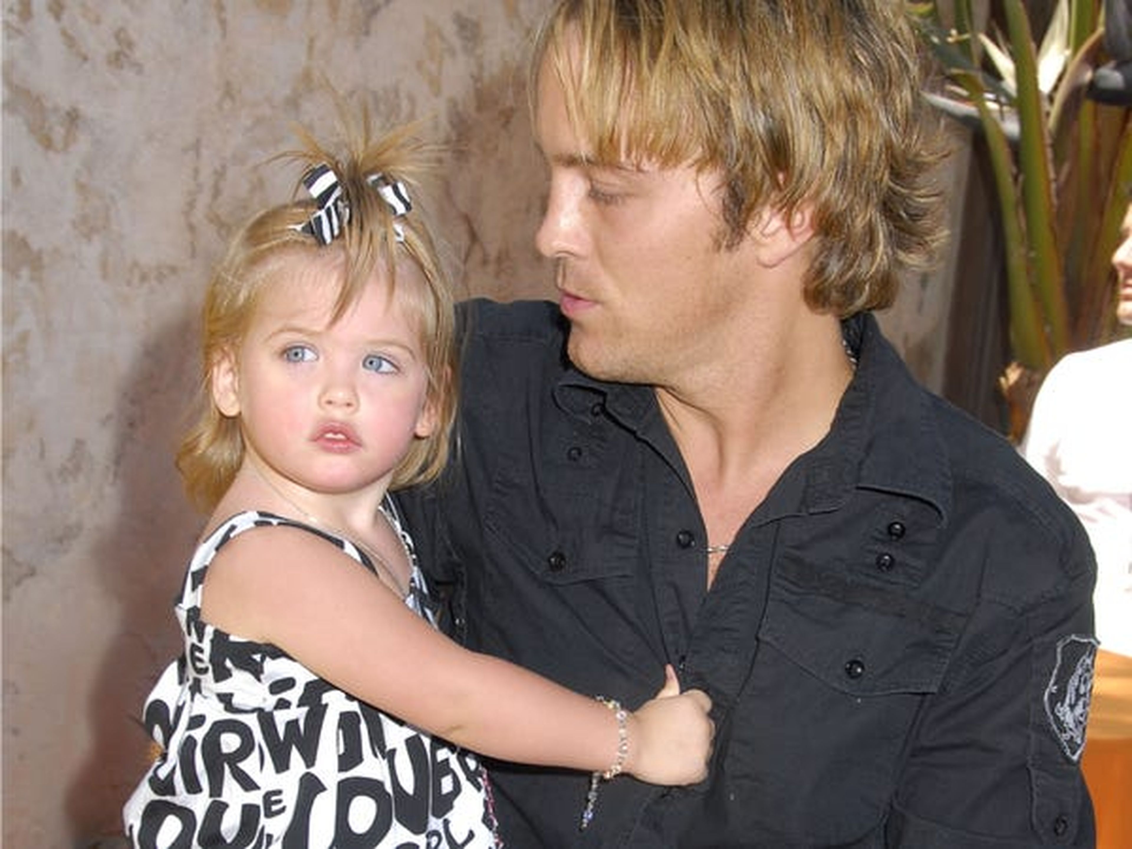 Dannielynn Birkhead con su padre en 2008.