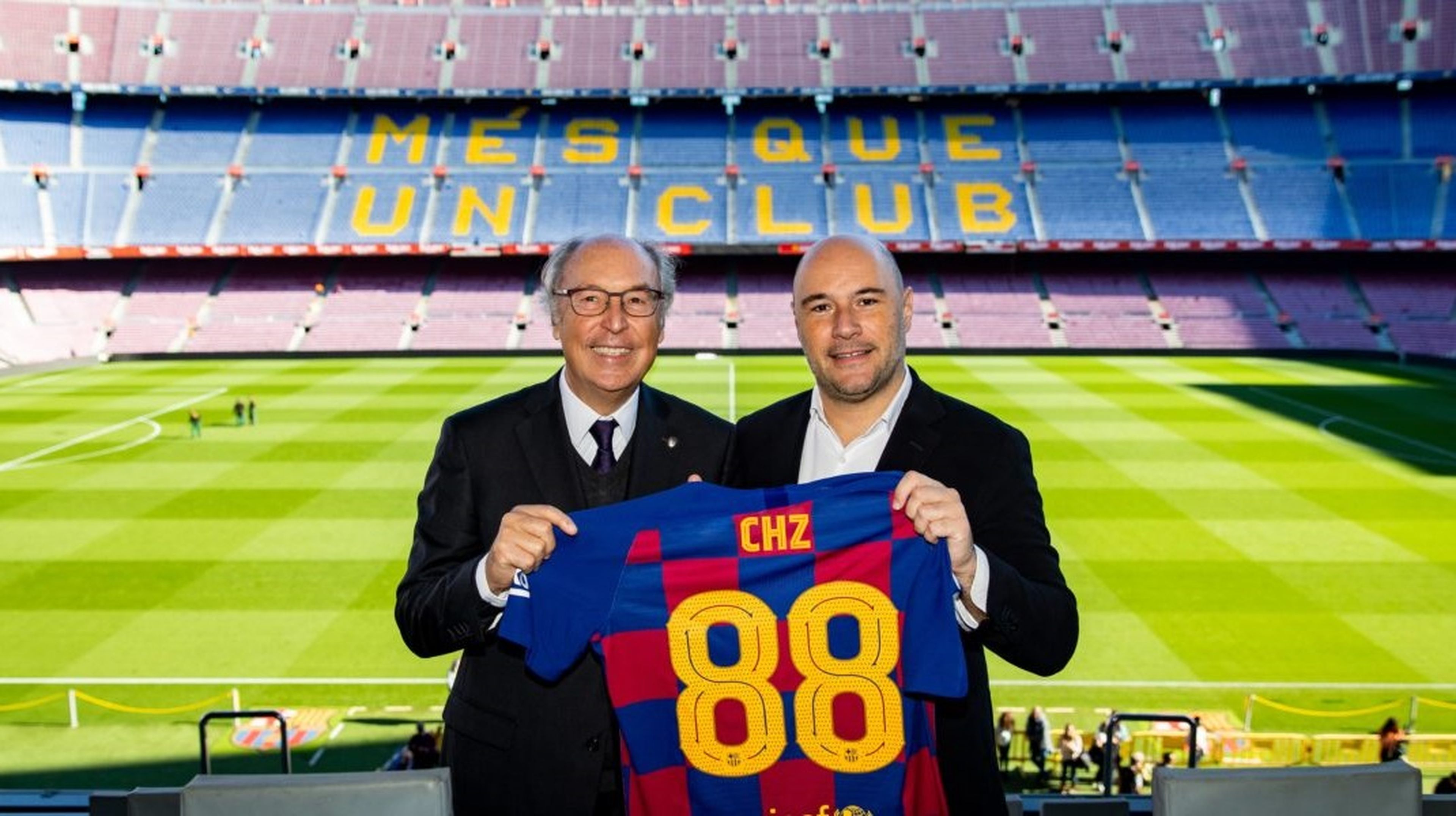 El directivo responsable del Área Comercial del FC Barcelona. Josep Pont, posa junto al CEO y Fundador de Chiliz, Alexandre Dreyfus.